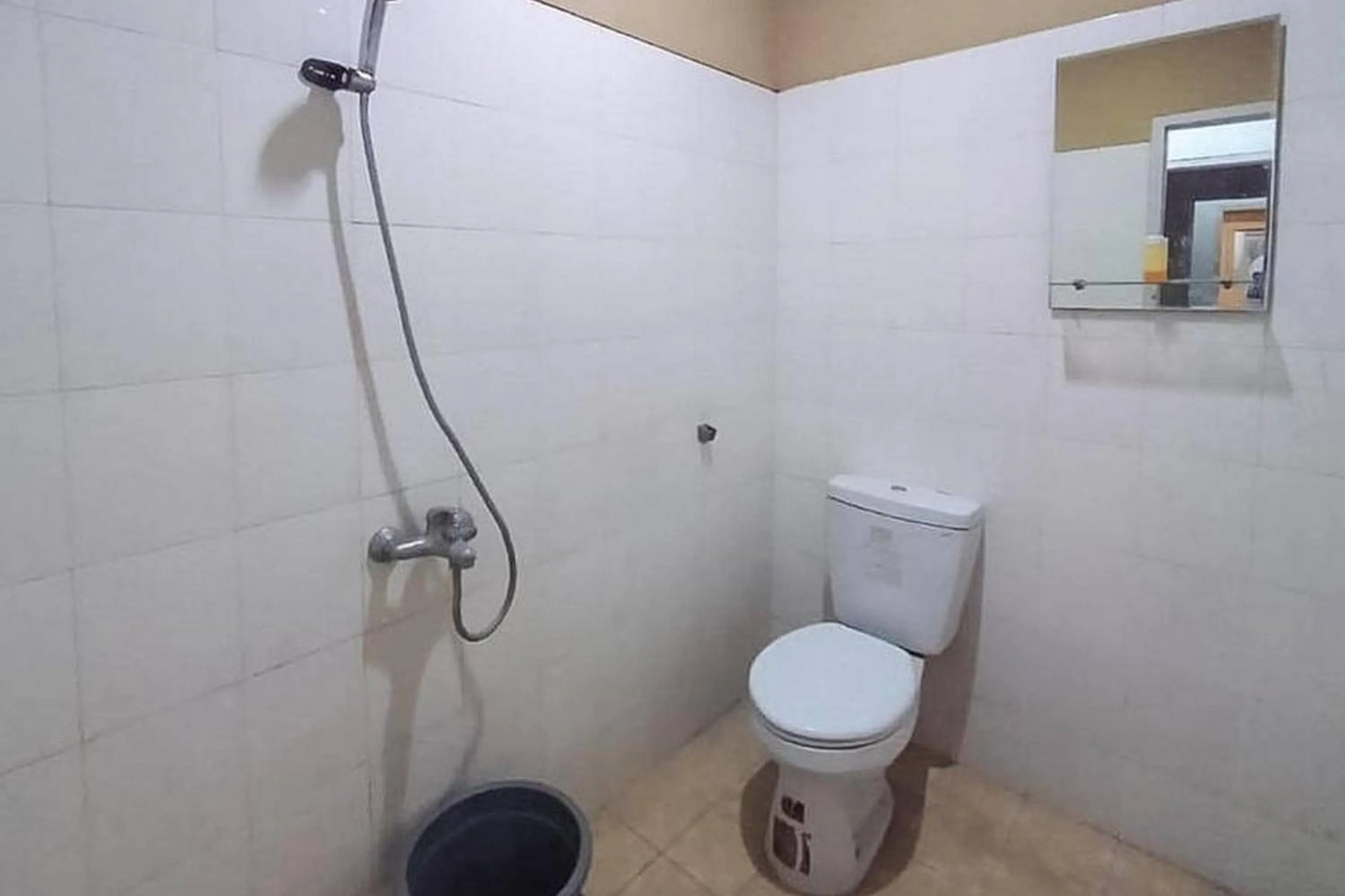 Bathroom in Graha HT Sumantri Mitra RedDoorz