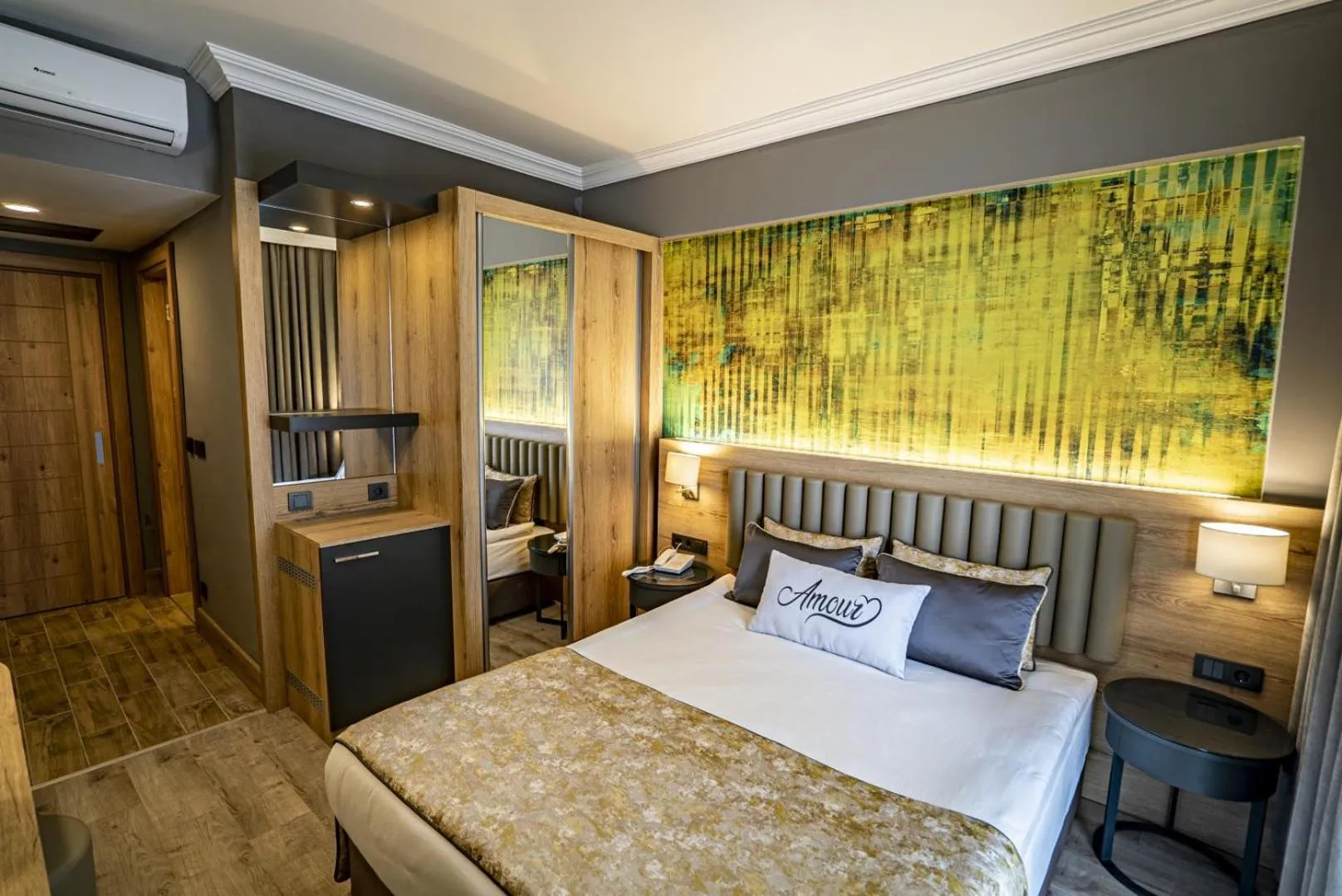 Bed in Side Amour Hotel