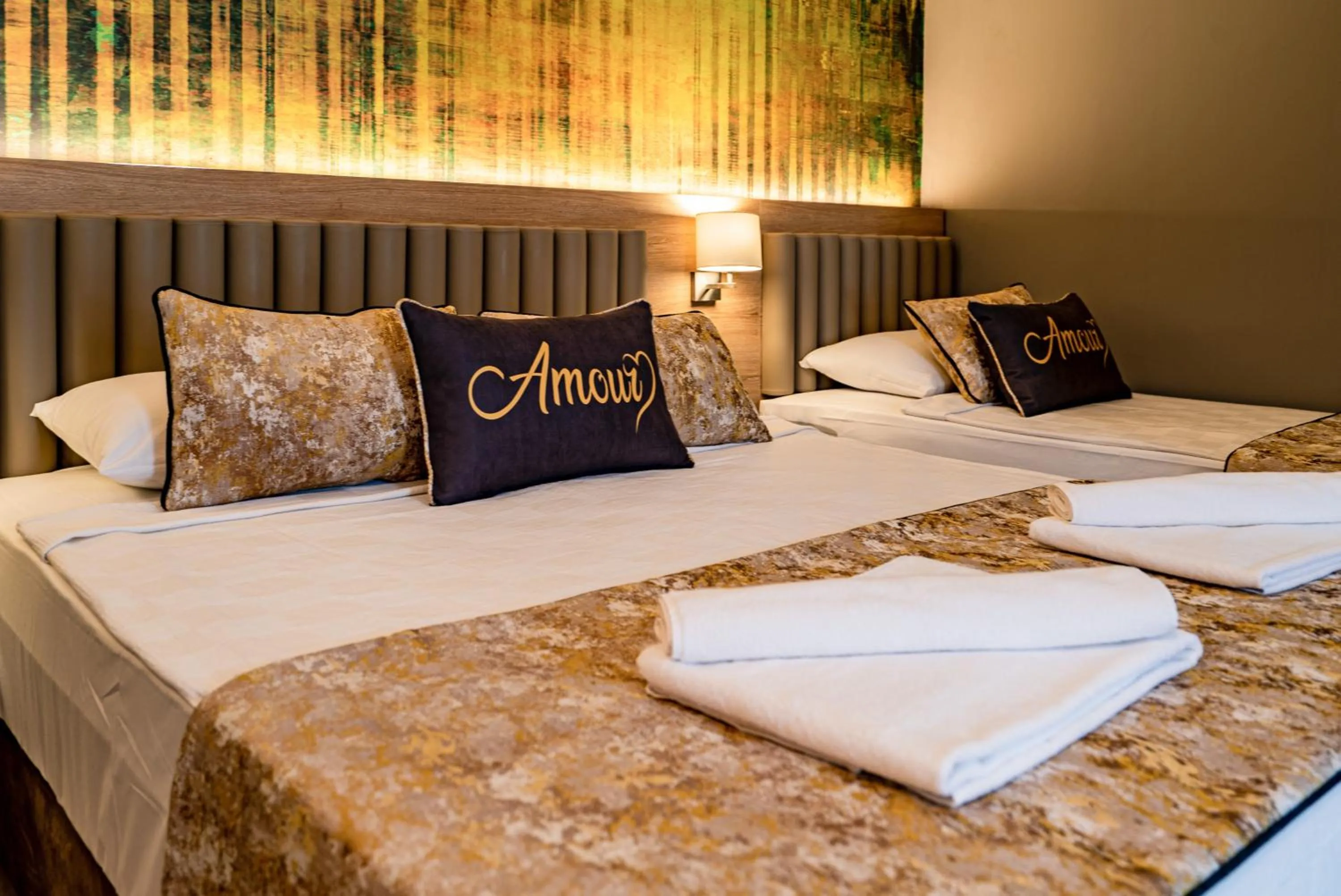 Bed in Side Amour Hotel