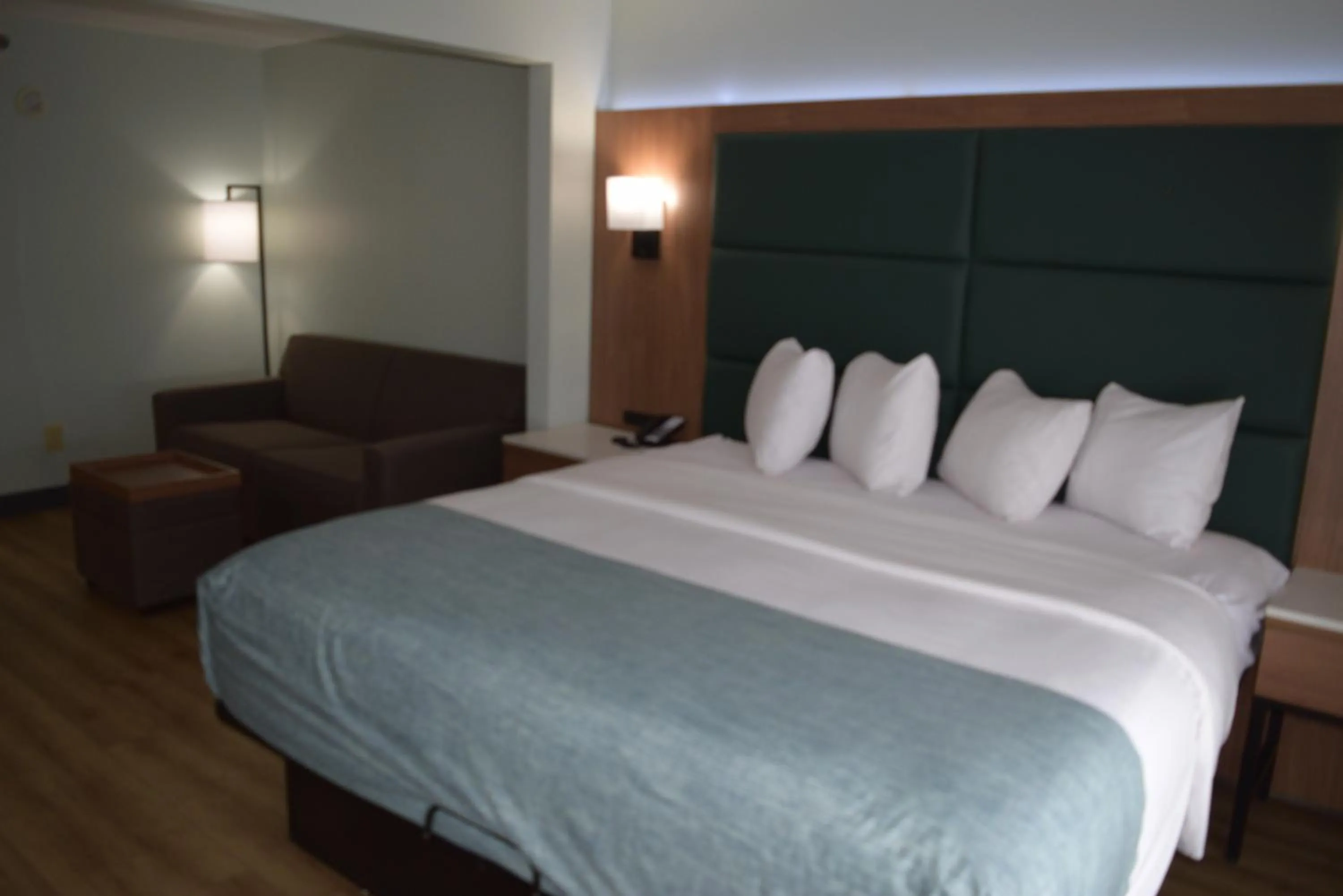 Bed in Wingate by Wyndham Parkersburg-Vienna