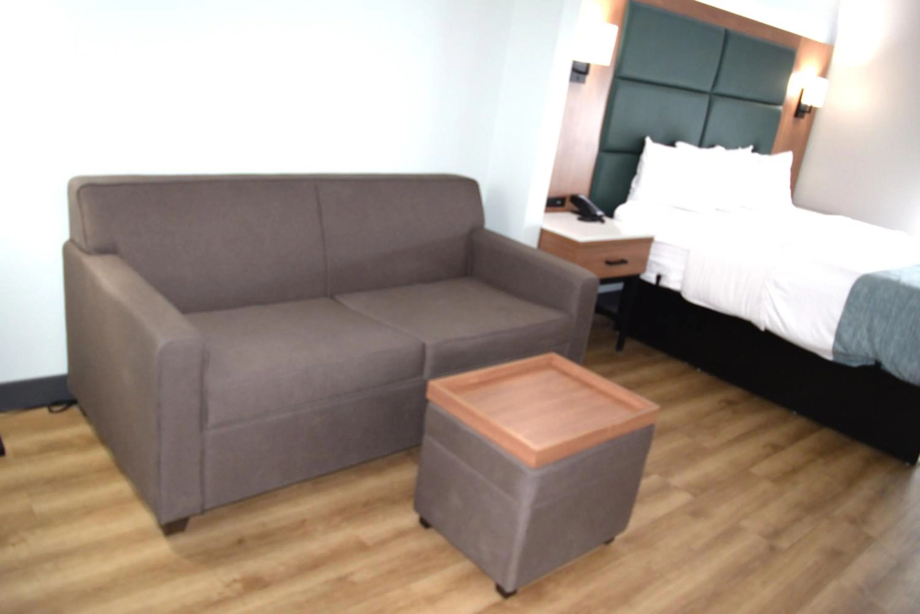 Living room, Bed in Wingate by Wyndham Parkersburg-Vienna