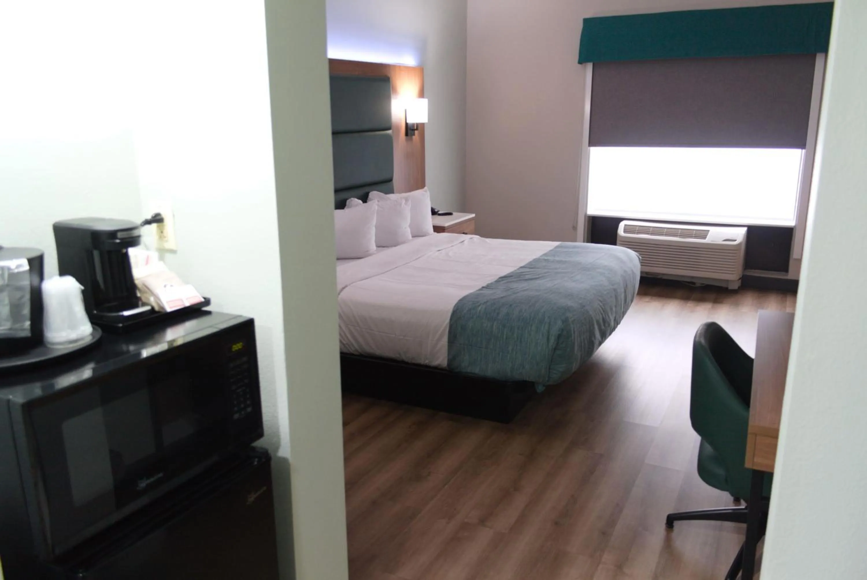 Photo of the whole room, Bed in Wingate by Wyndham Parkersburg-Vienna