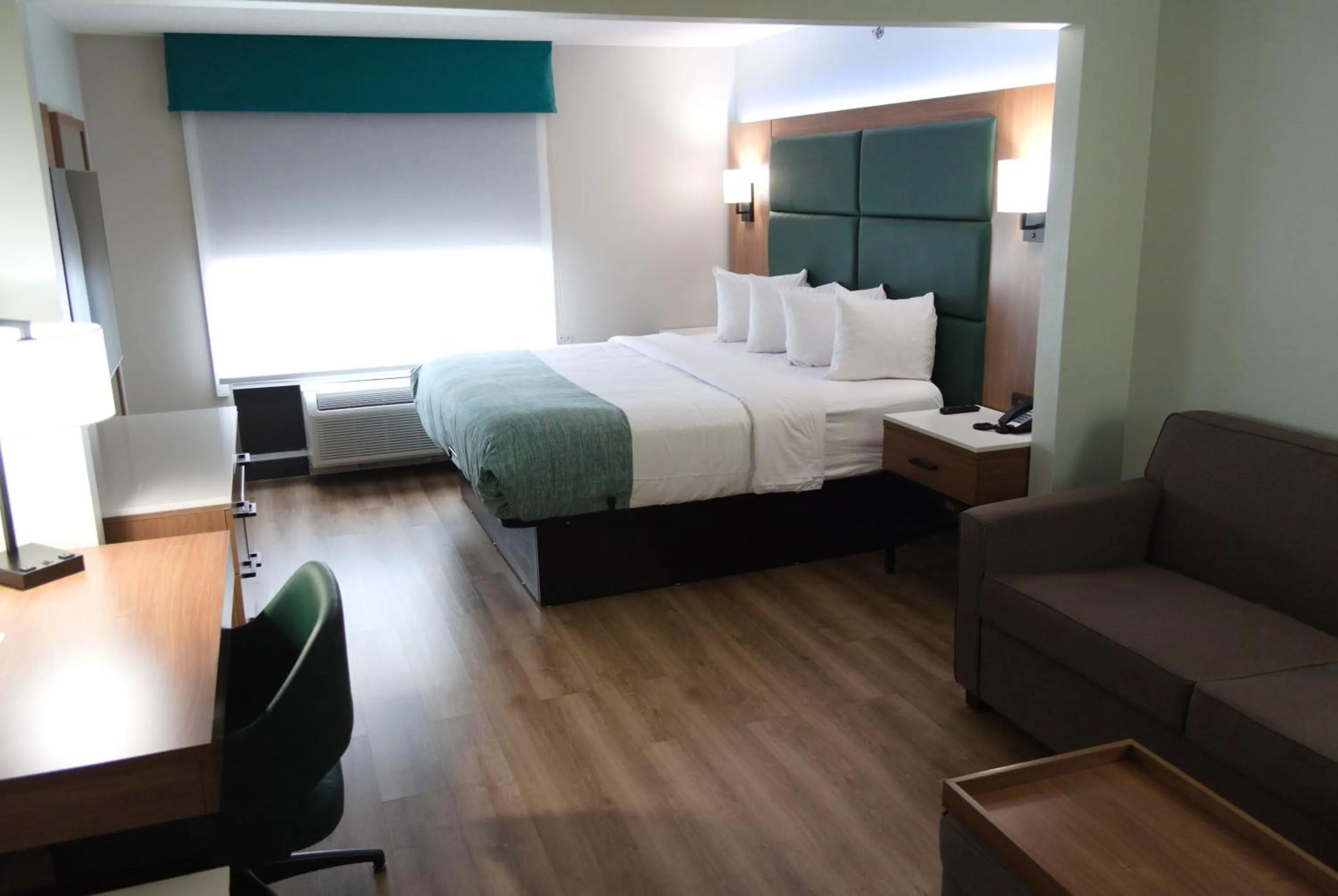 Photo of the whole room, Bed in Wingate by Wyndham Parkersburg-Vienna