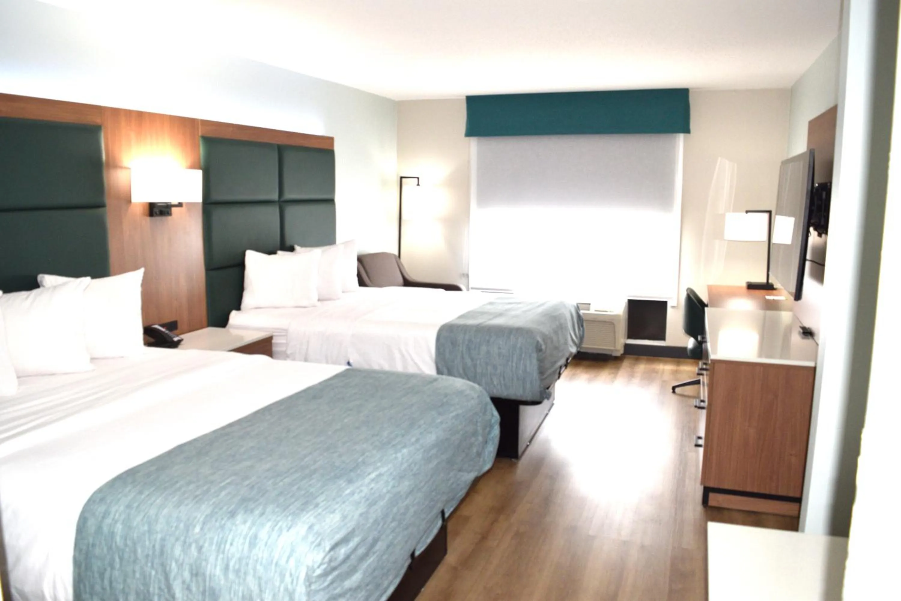 TV and multimedia, Bed in Wingate by Wyndham Parkersburg-Vienna