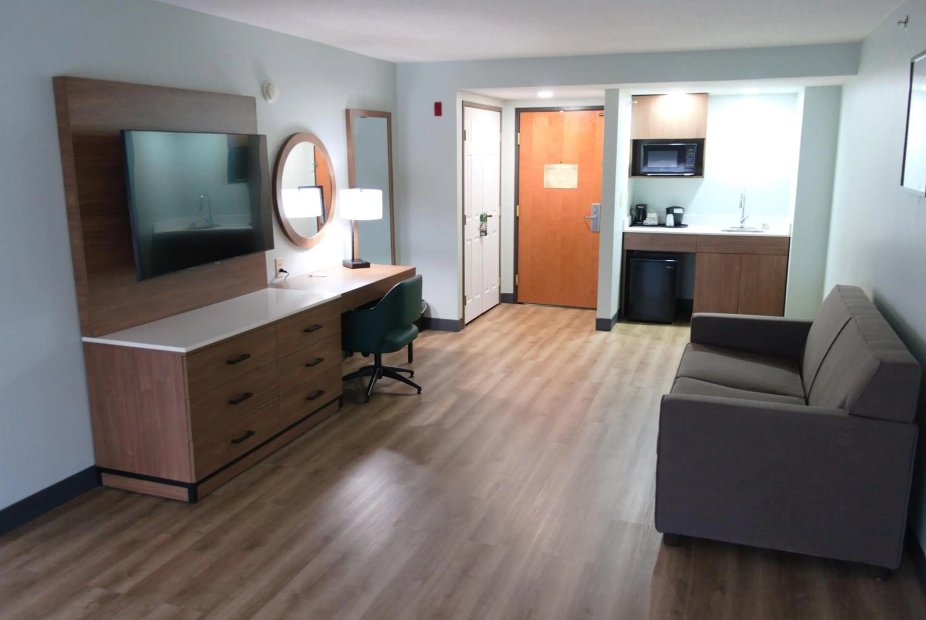 Photo of the whole room in Wingate by Wyndham Parkersburg-Vienna