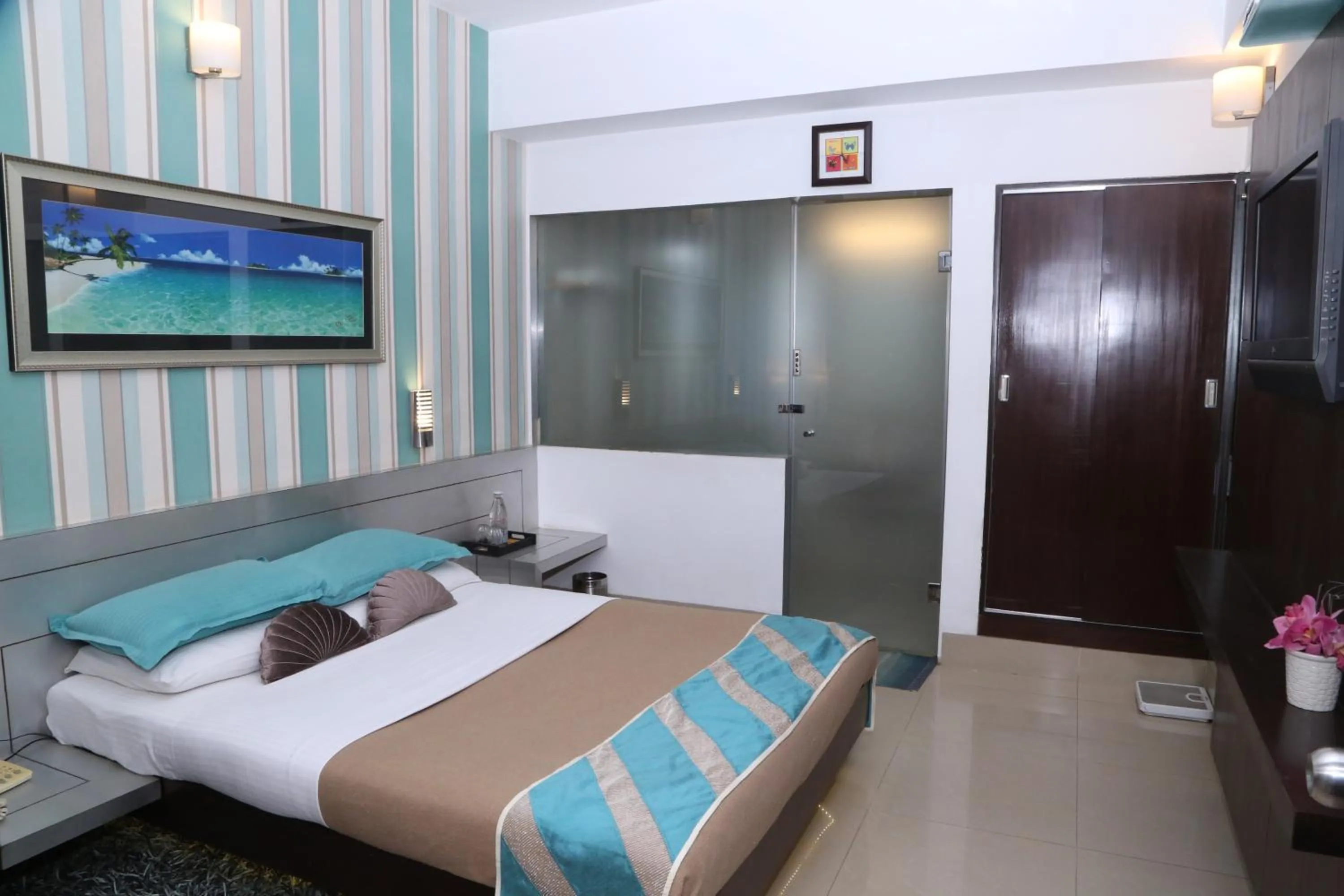 Photo of the whole room, Bed in Terrace Gardens