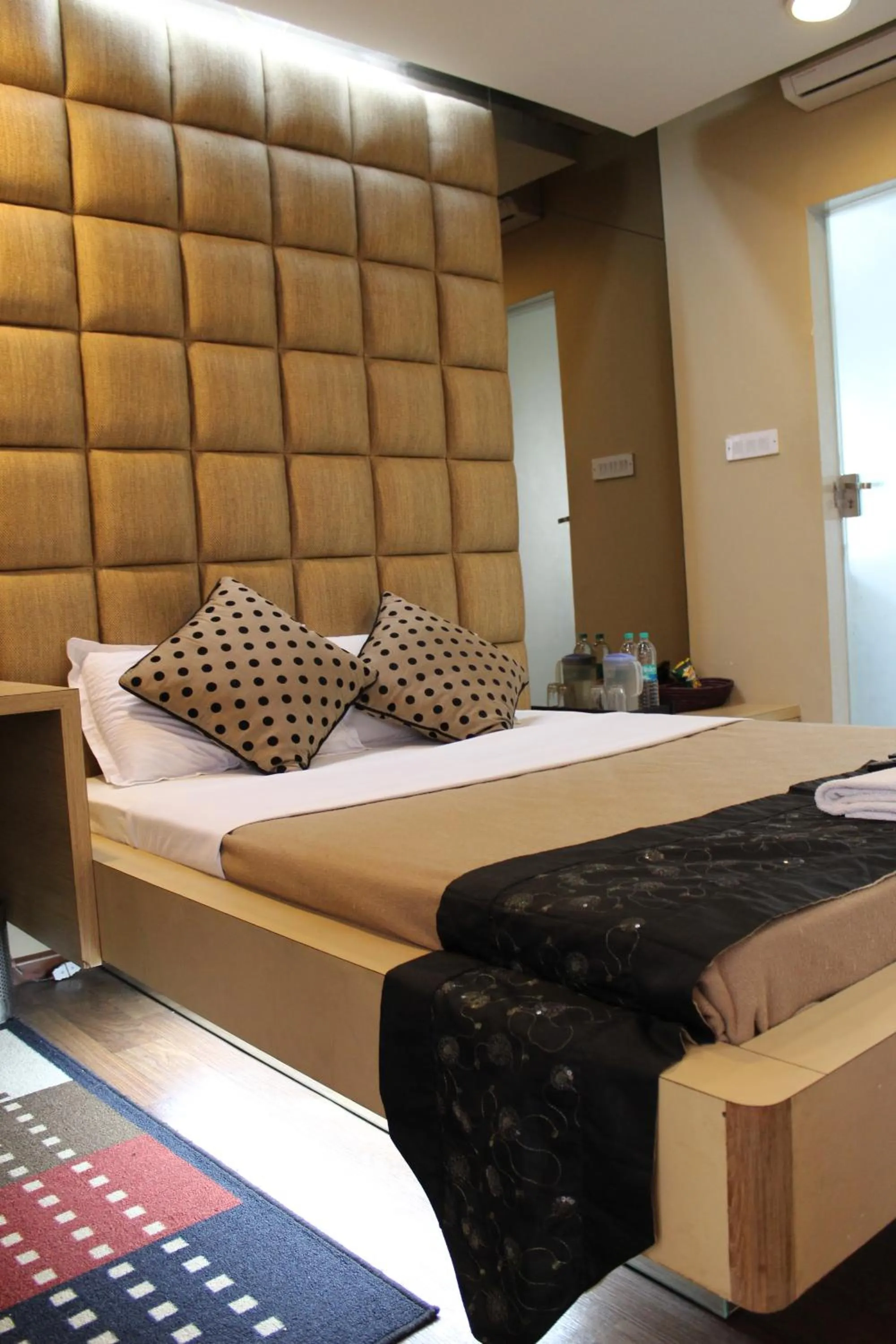 Photo of the whole room, Bed in Terrace Gardens