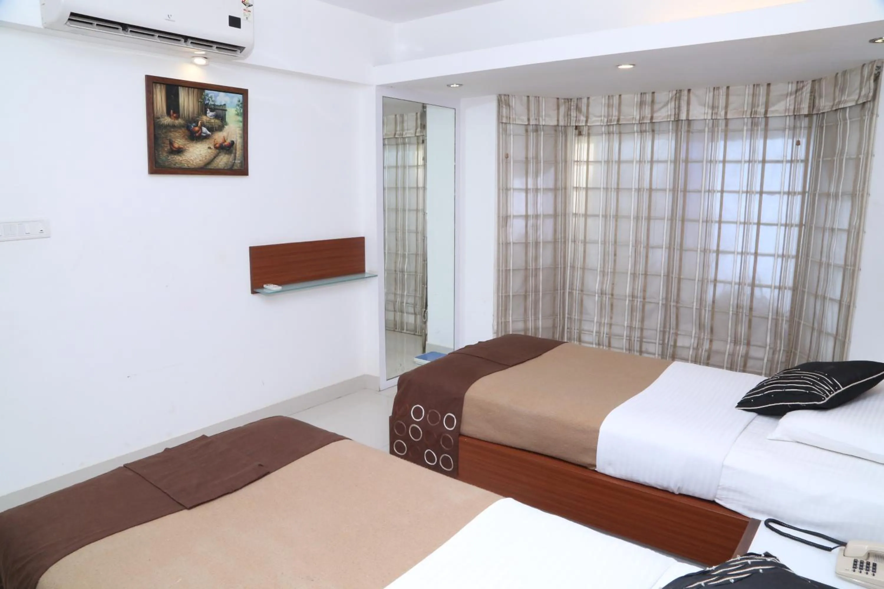 Photo of the whole room, Bed in Terrace Gardens