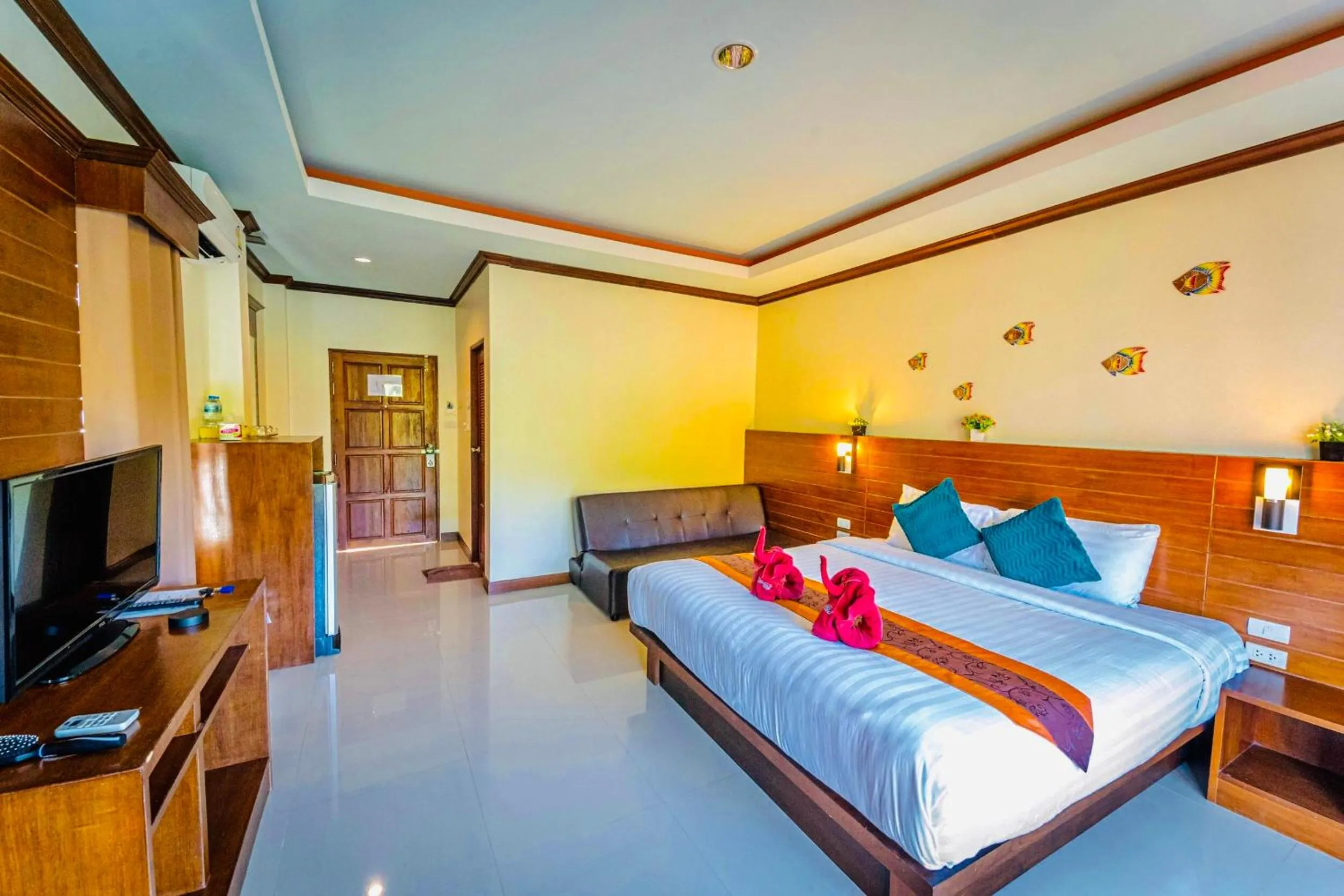 Property building, Bed in Peaceful Resort , Long Beach - Koh Lanta