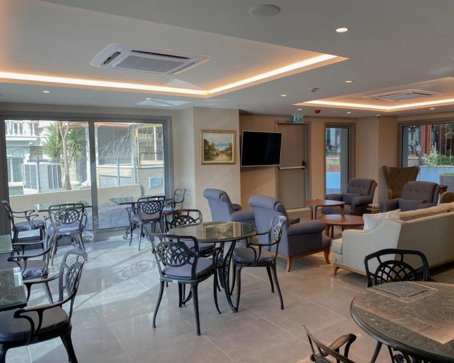 Communal lounge/ TV room in Eresin Hotels Express