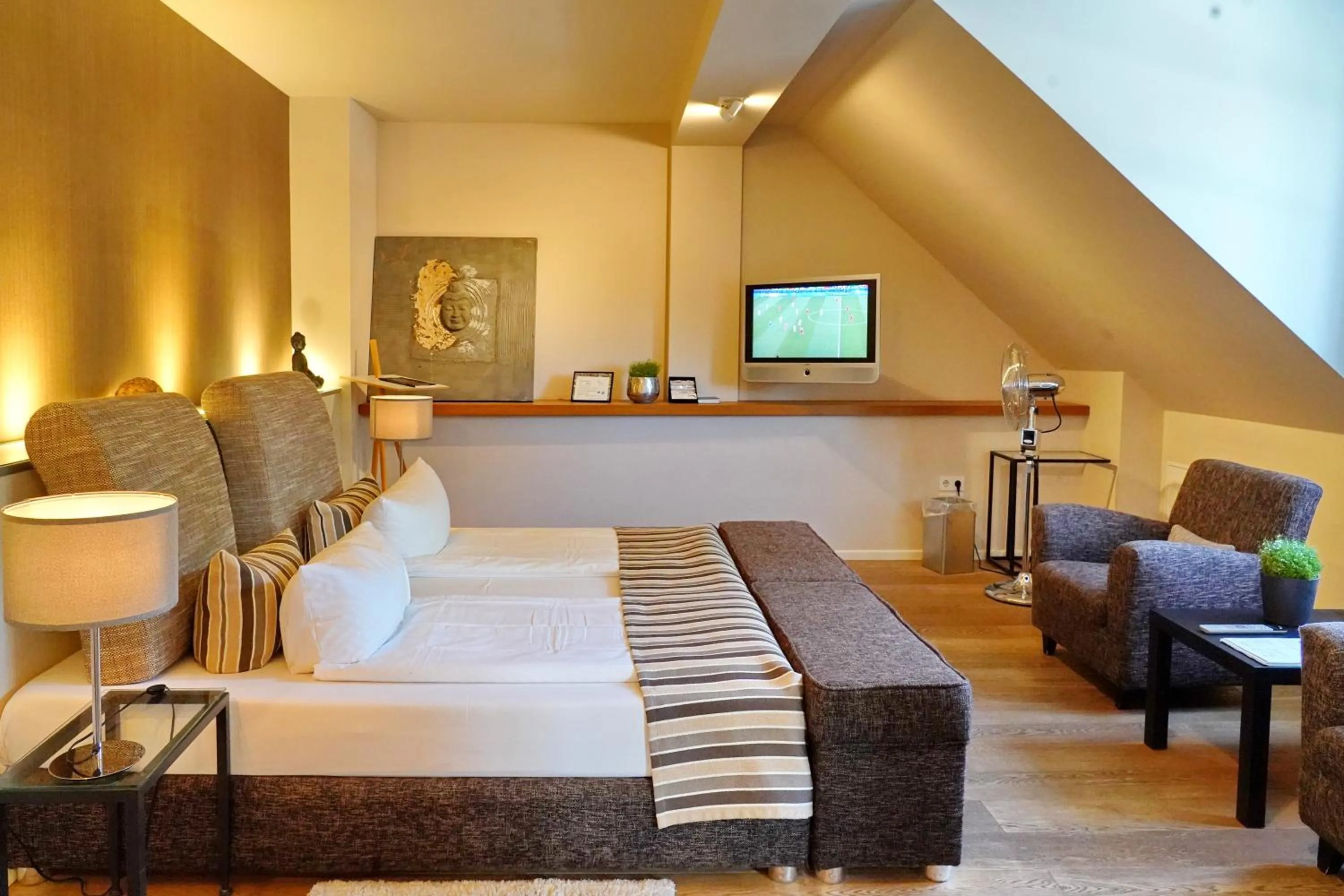 Bedroom, Bed in Hotel Zur Linde Dein Self Check In