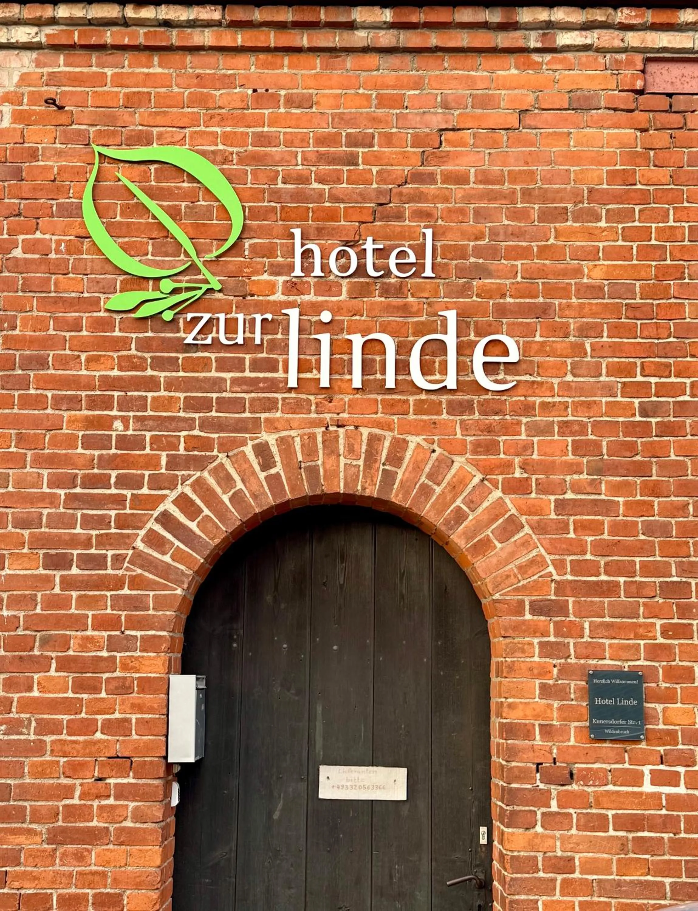 Property building in Hotel Zur Linde Dein Self Check In
