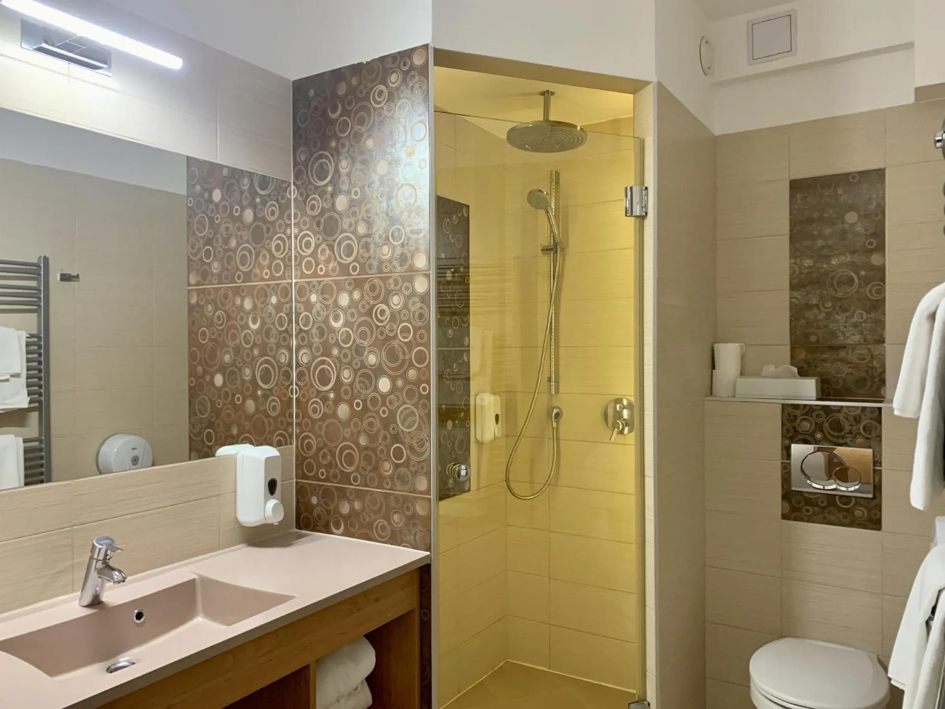 Shower in Granada Conference, Wellness and Sport Hotel