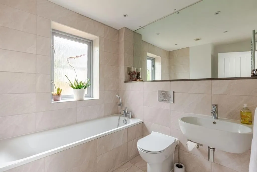 Bath in Modern City Centre House with Free Parking