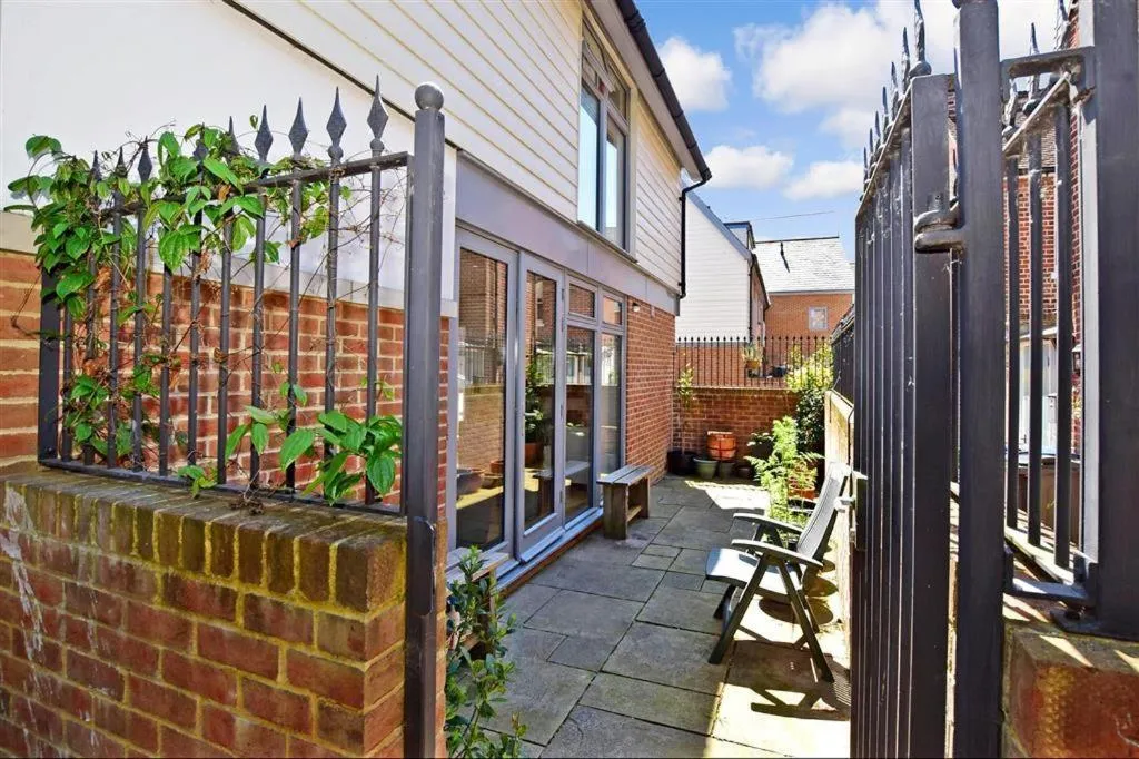 Property building in Modern City Centre House with Free Parking