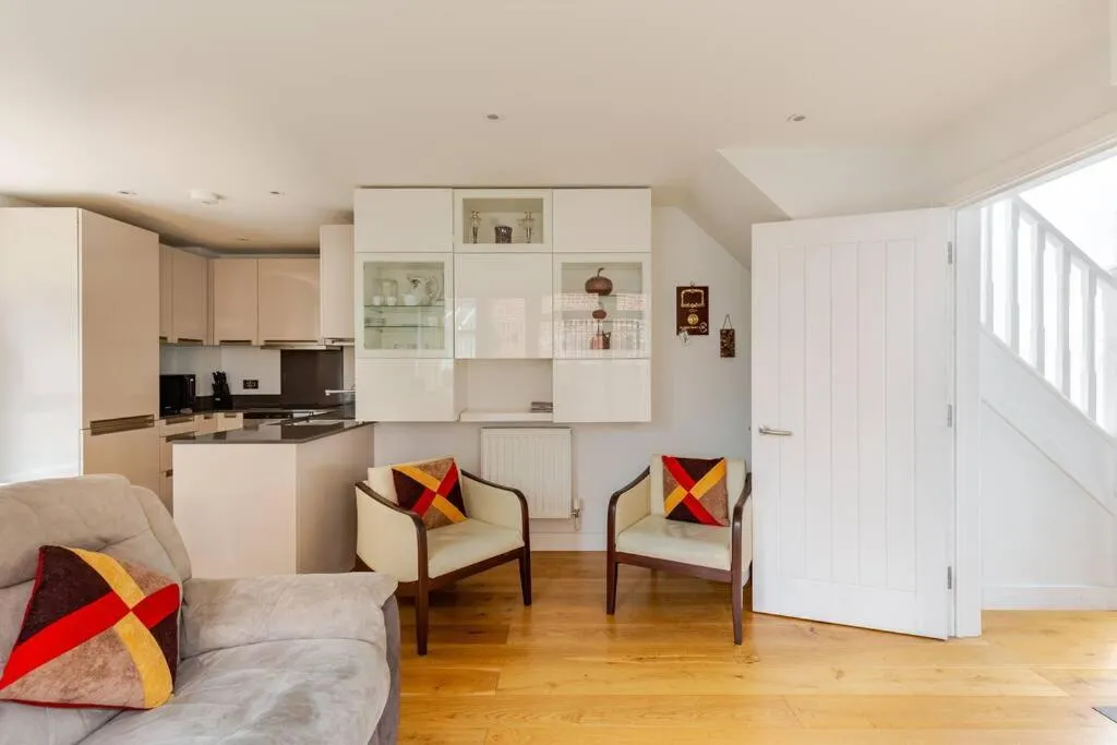 Living room in Modern City Centre House with Free Parking