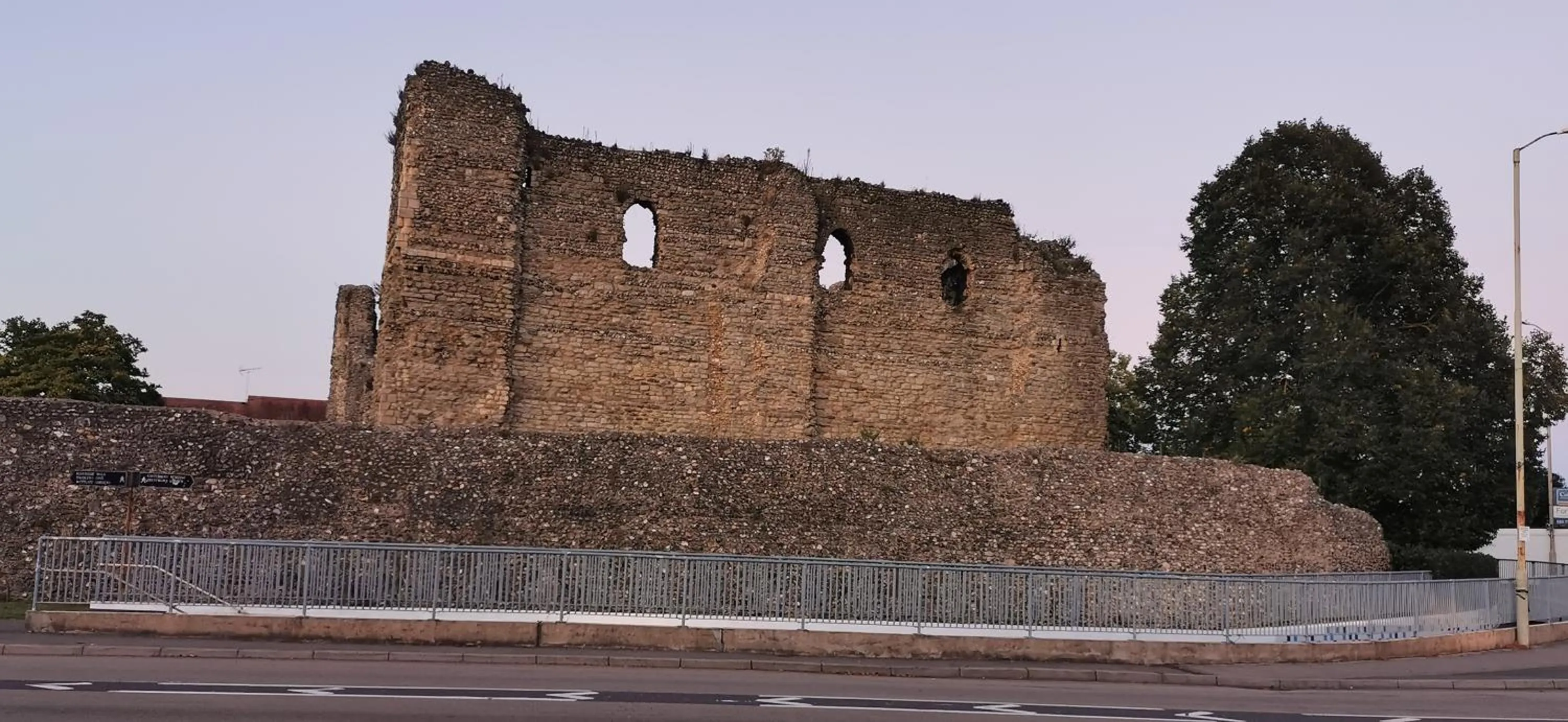 Property building in Modern City Centre House with Free Parking