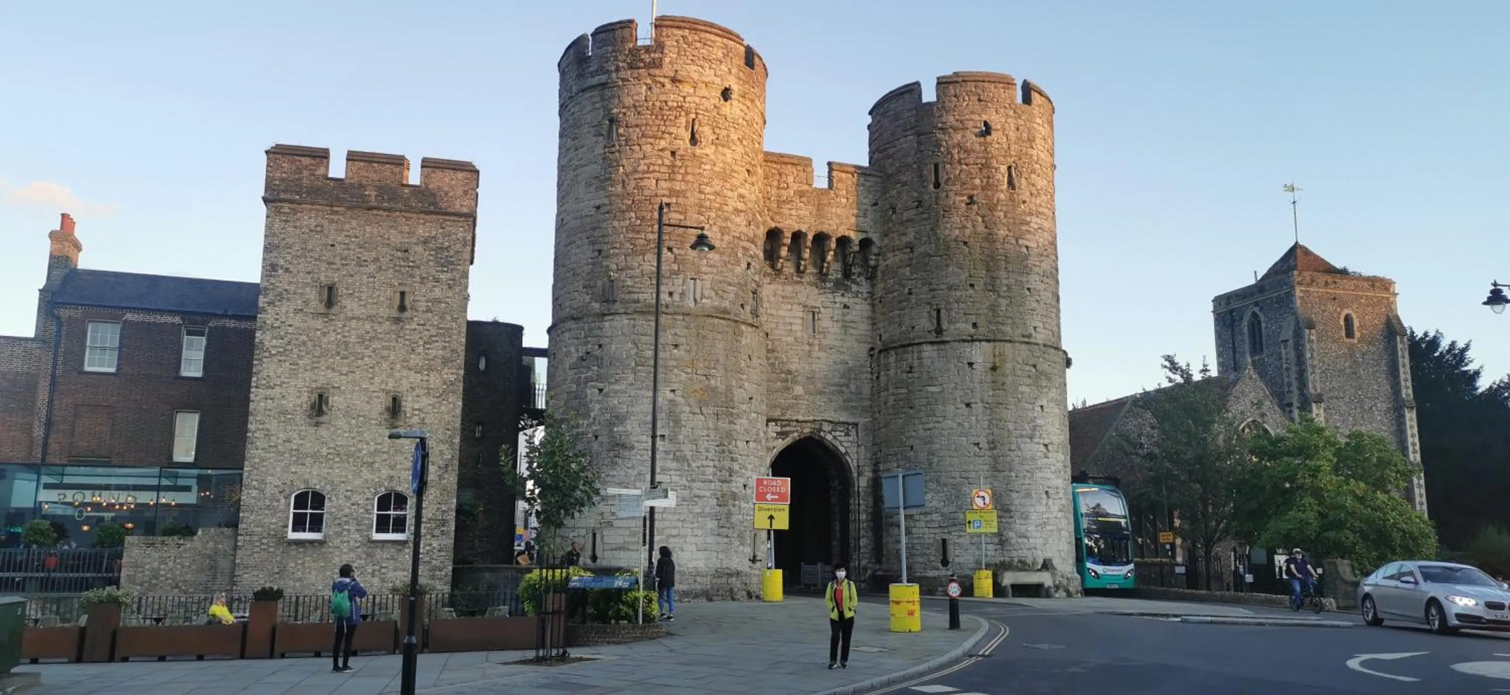 Property building in Modern City Centre House with Free Parking