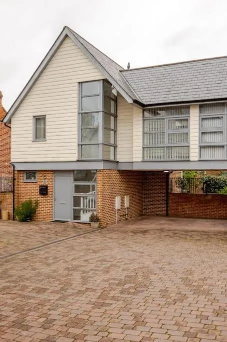 Property building in Modern City Centre House with Free Parking