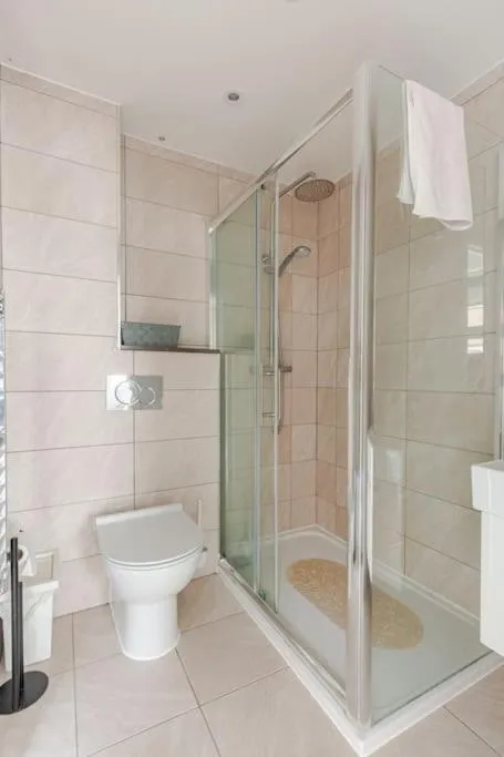 Shower in Modern City Centre House with Free Parking
