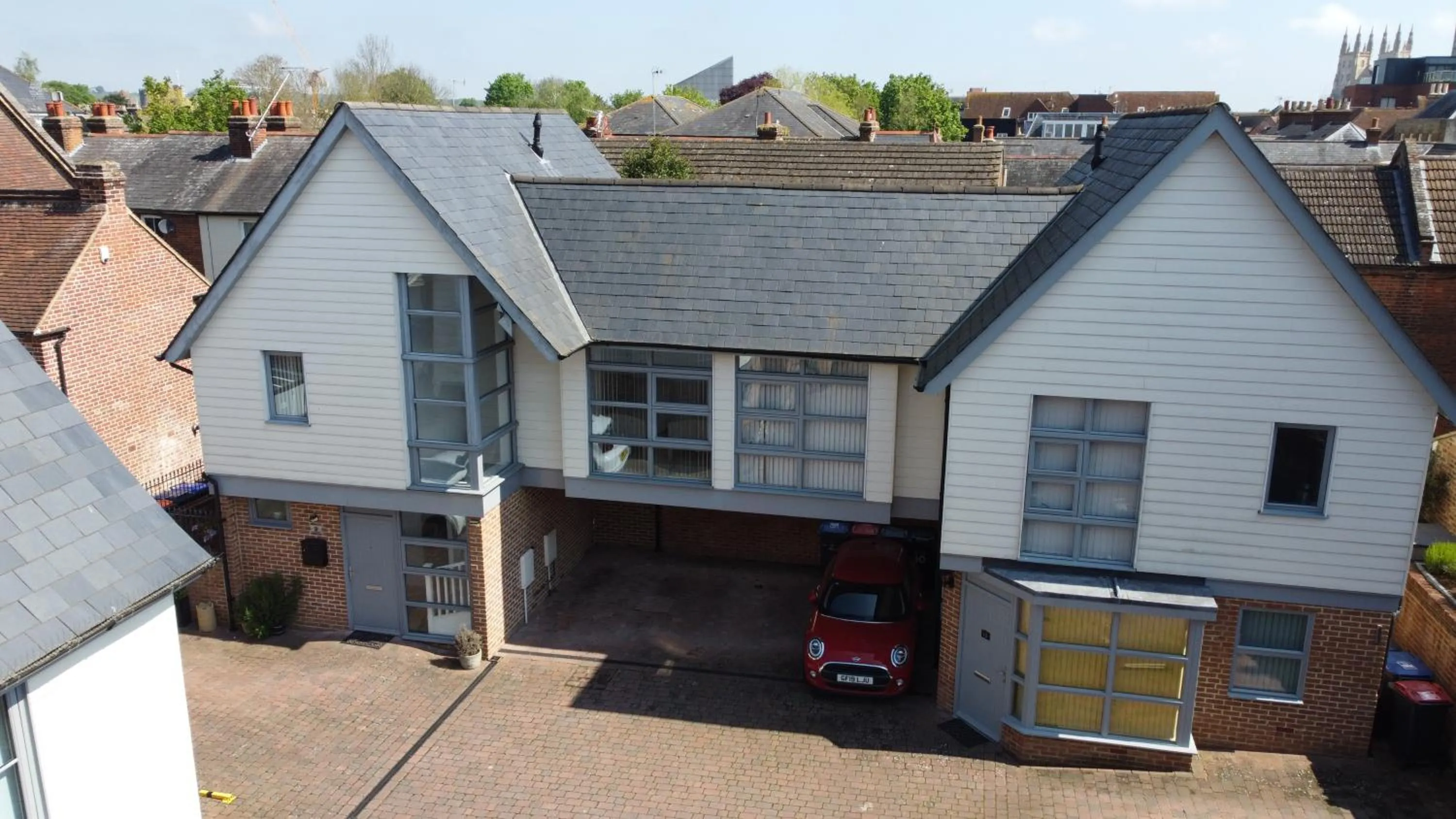 Property building in Modern City Centre House with Free Parking