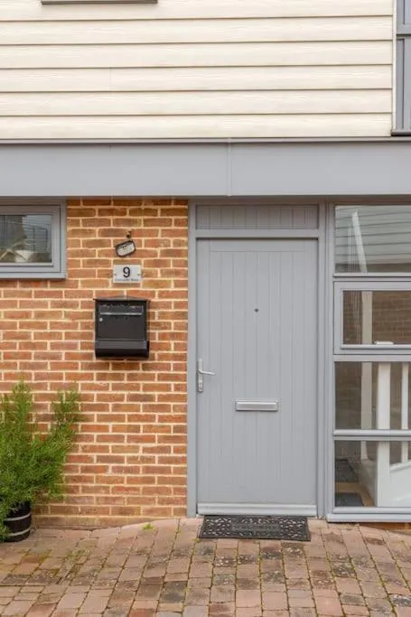 Facade/entrance in Modern City Centre House with Free Parking