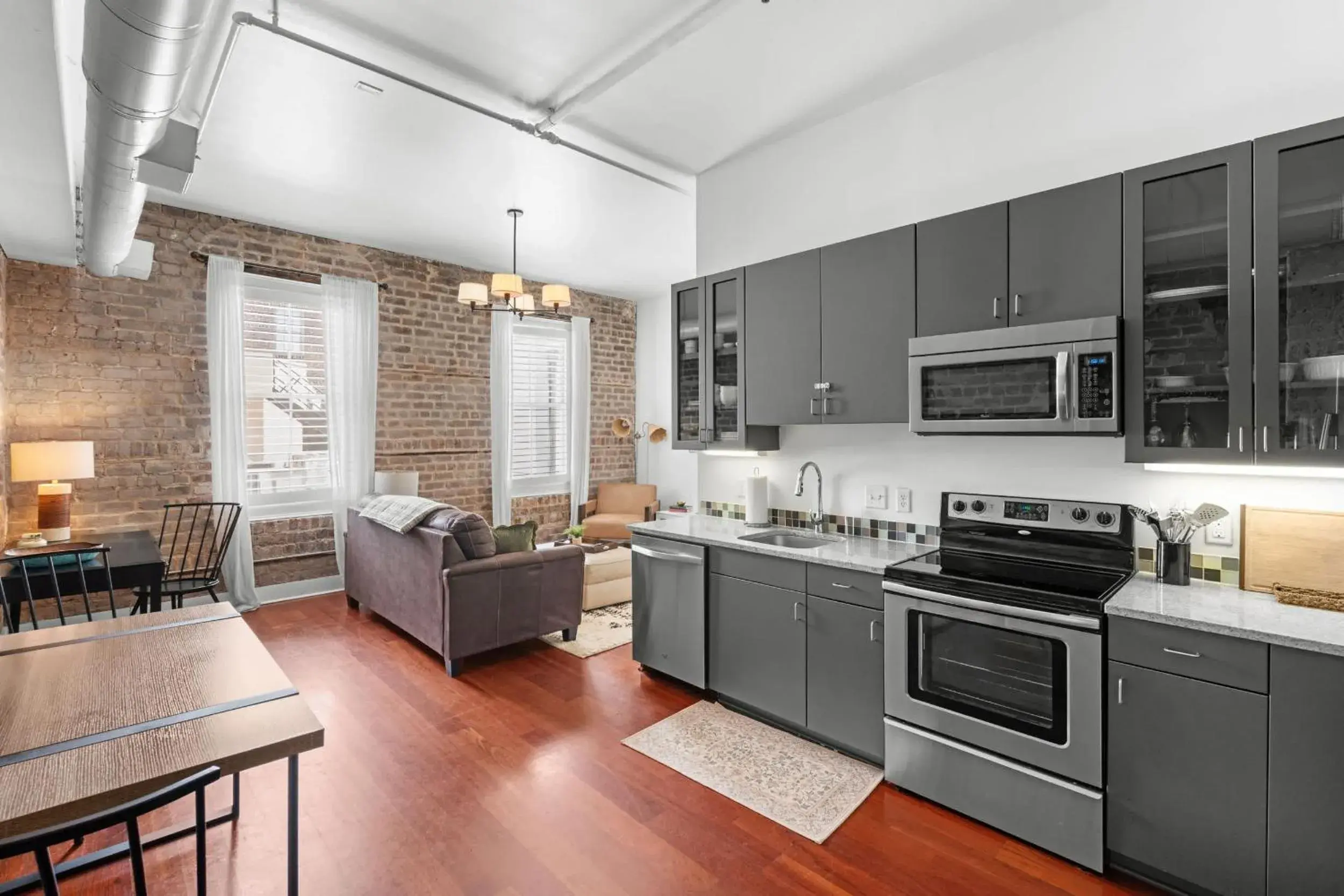 Downtown Loft- Steps away from Plant Riverside! Downtown Loft- Steps away from Plant Riverside!