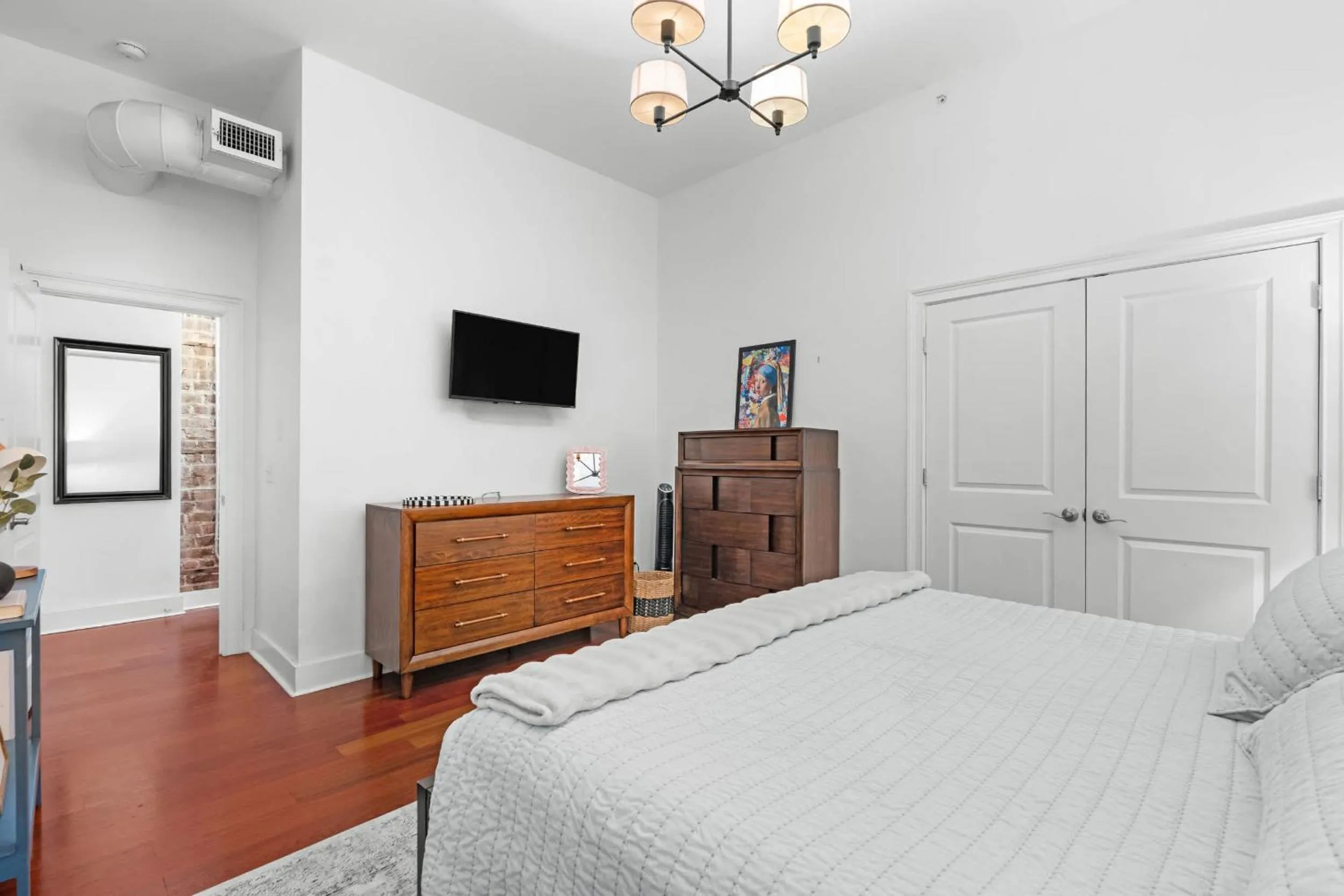 Bed in Downtown Loft- Steps away from Plant Riverside!