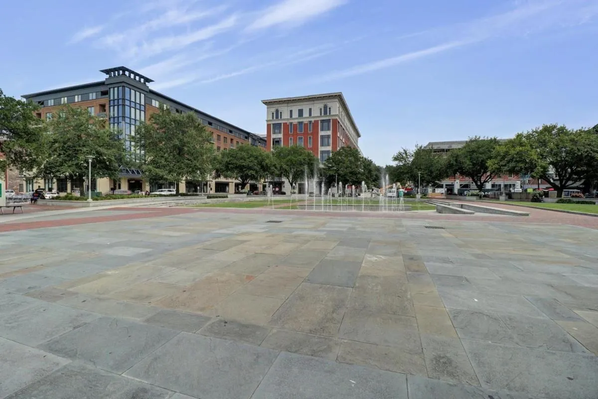 Downtown Loft- Steps away from Plant Riverside!