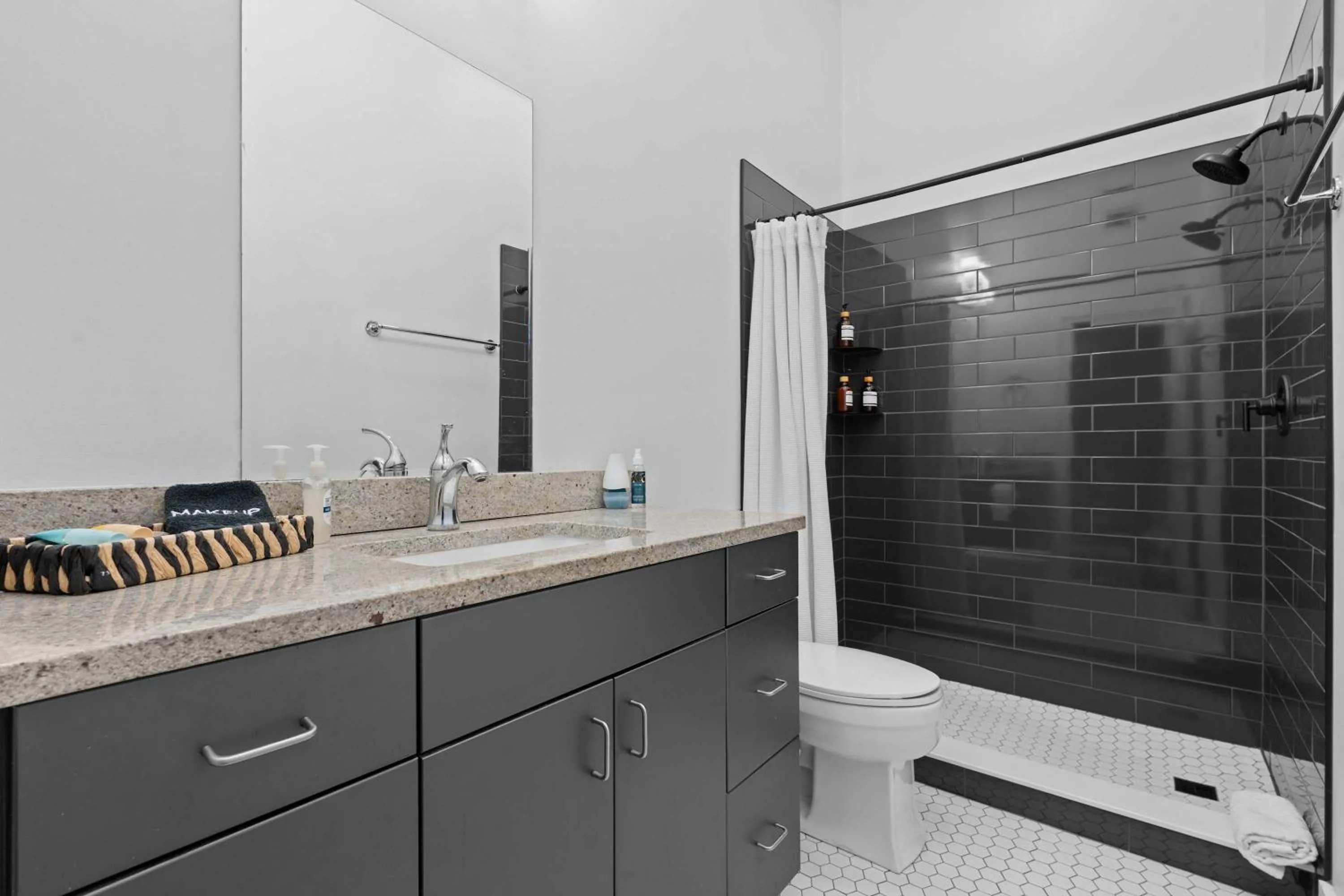 Downtown Loft- Steps away from Plant Riverside!