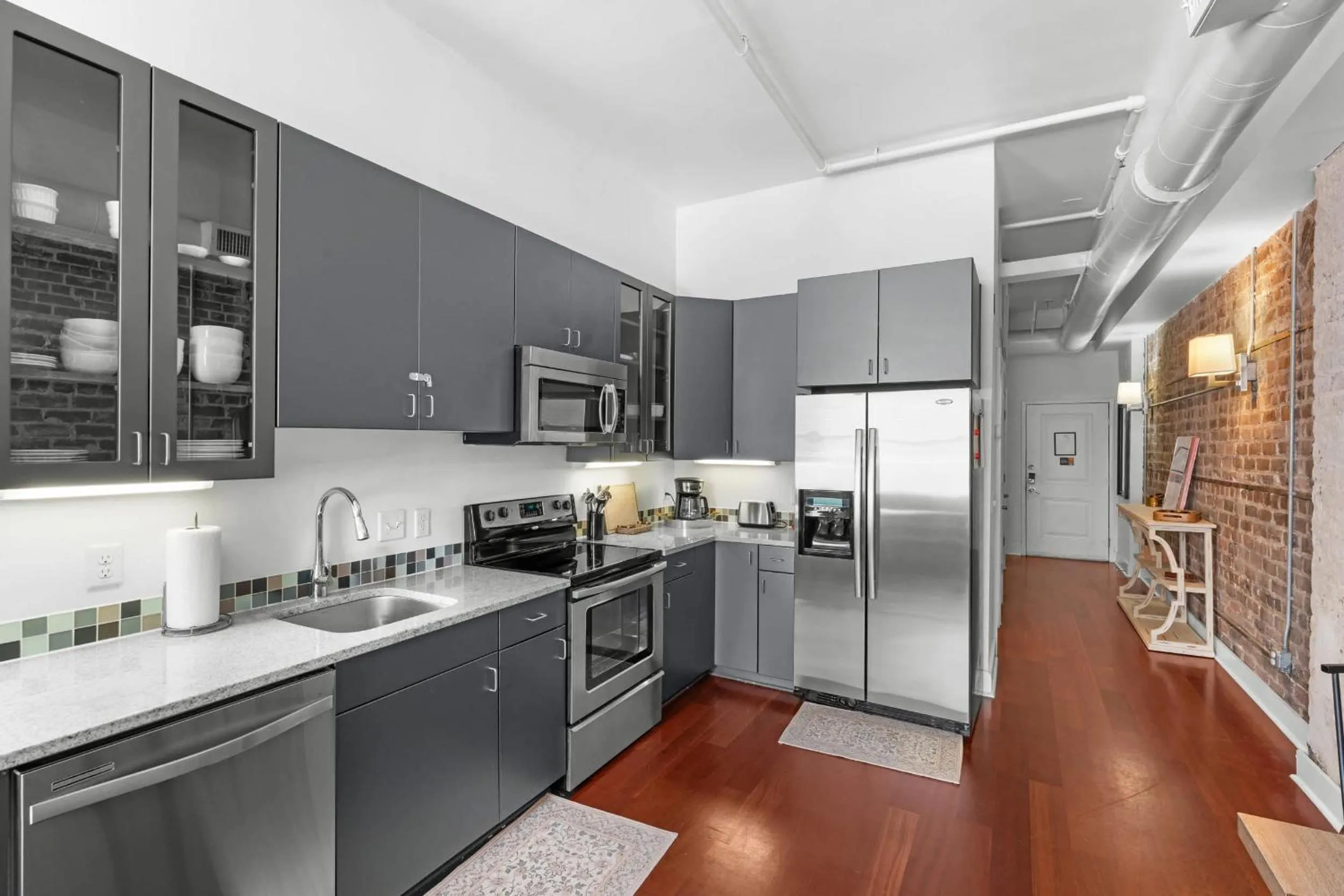 Downtown Loft- Steps away from Plant Riverside!