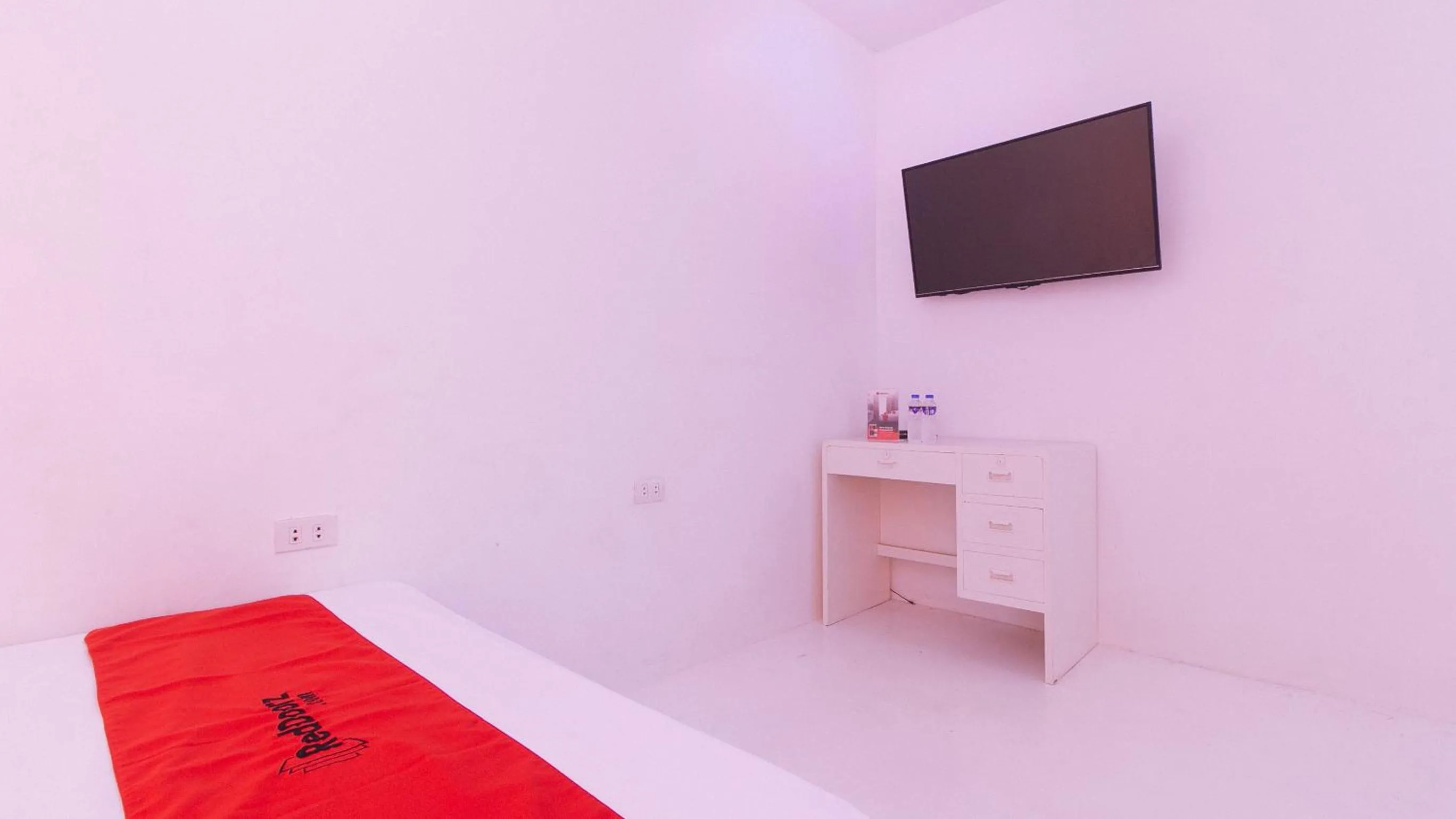 TV and multimedia in RedDoorz @ Jolly Orange Paranaque