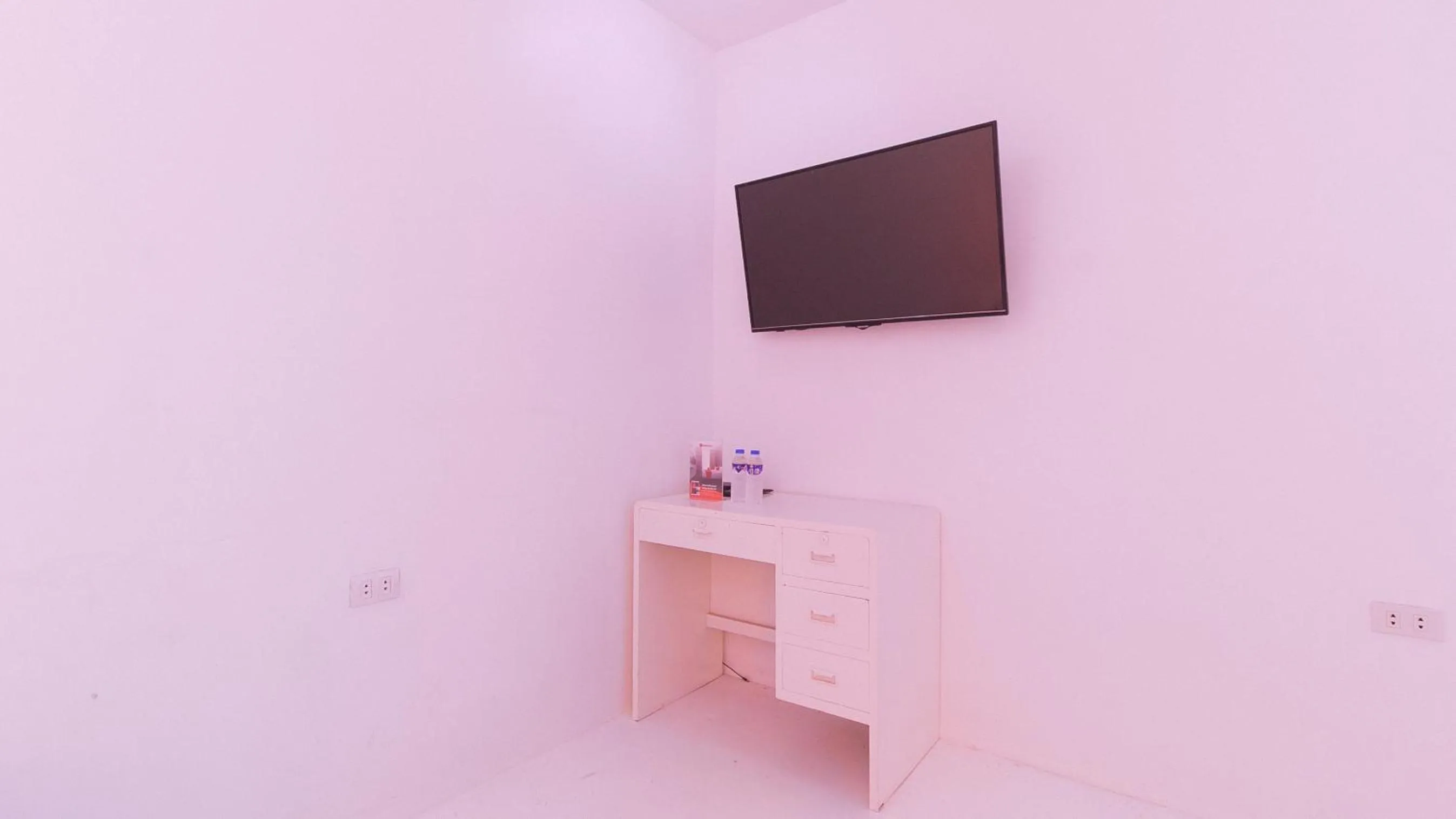 TV and multimedia in RedDoorz @ Jolly Orange Paranaque