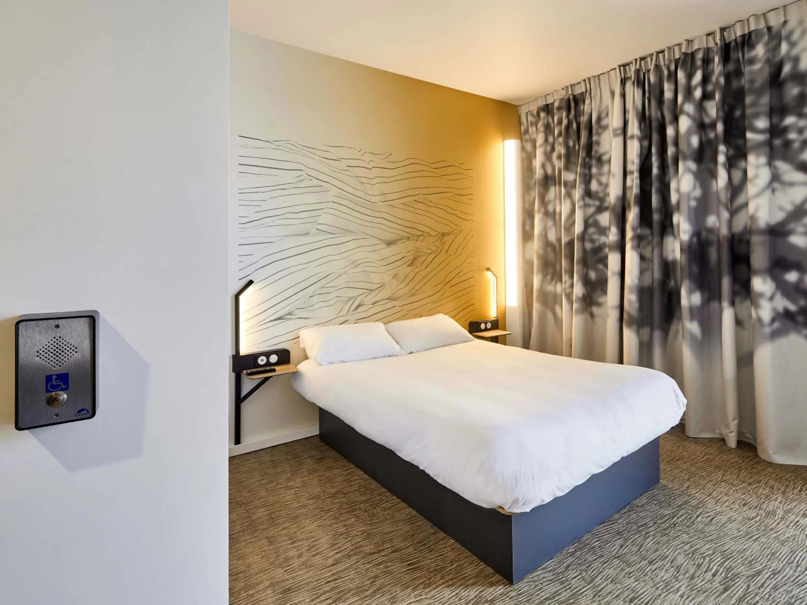 Bedroom, Bed in B&B HOTEL Argenteuil