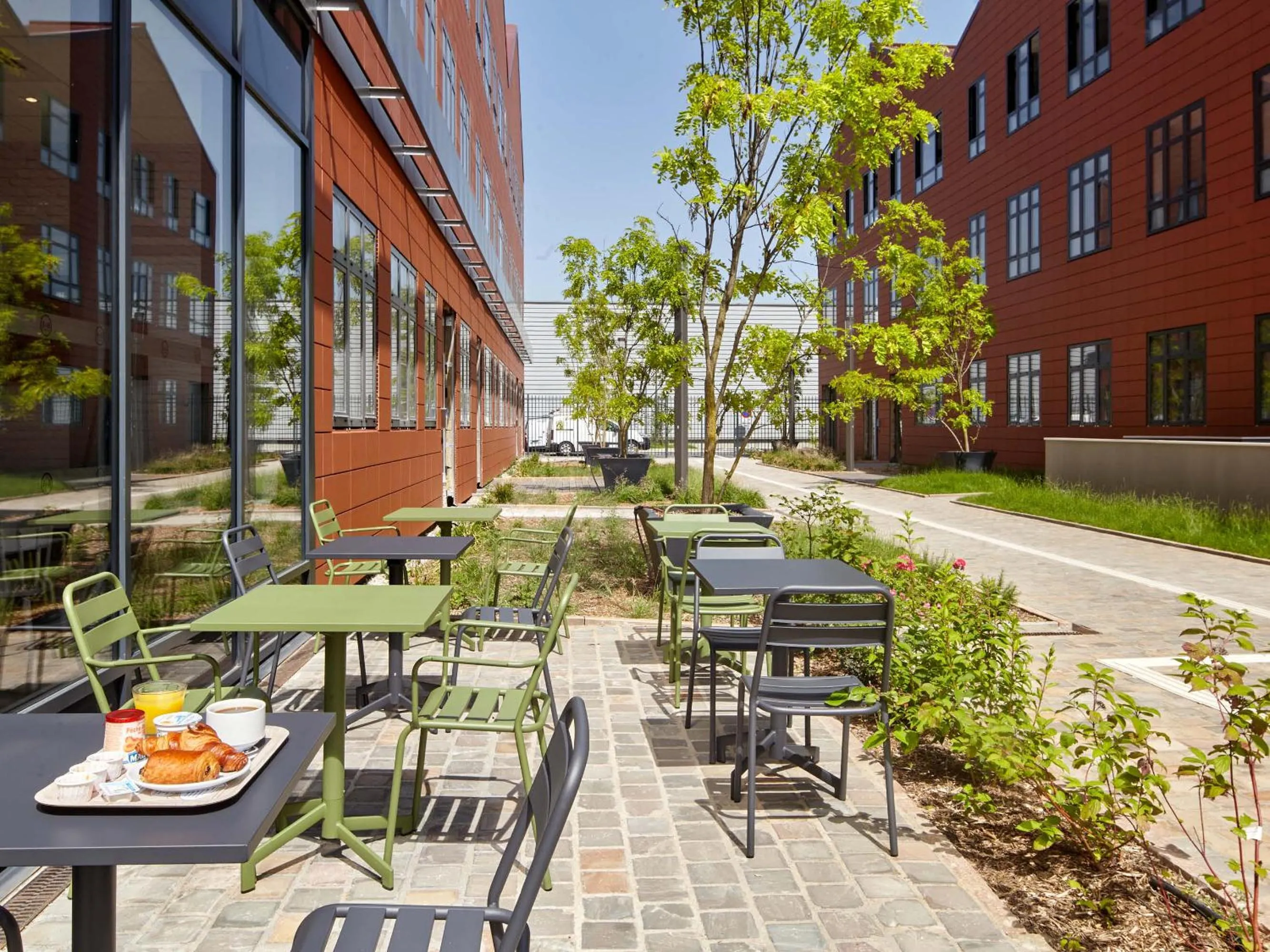 Patio in B&B HOTEL Argenteuil