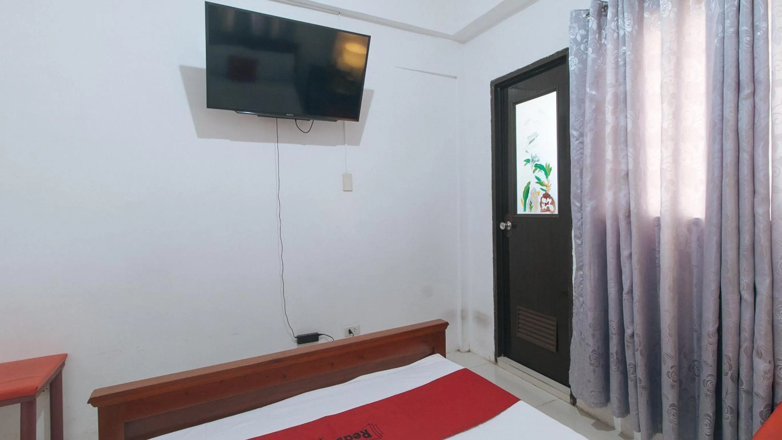 TV and multimedia, Bed in RedDoorz near LRT 2 Antipolo Station
