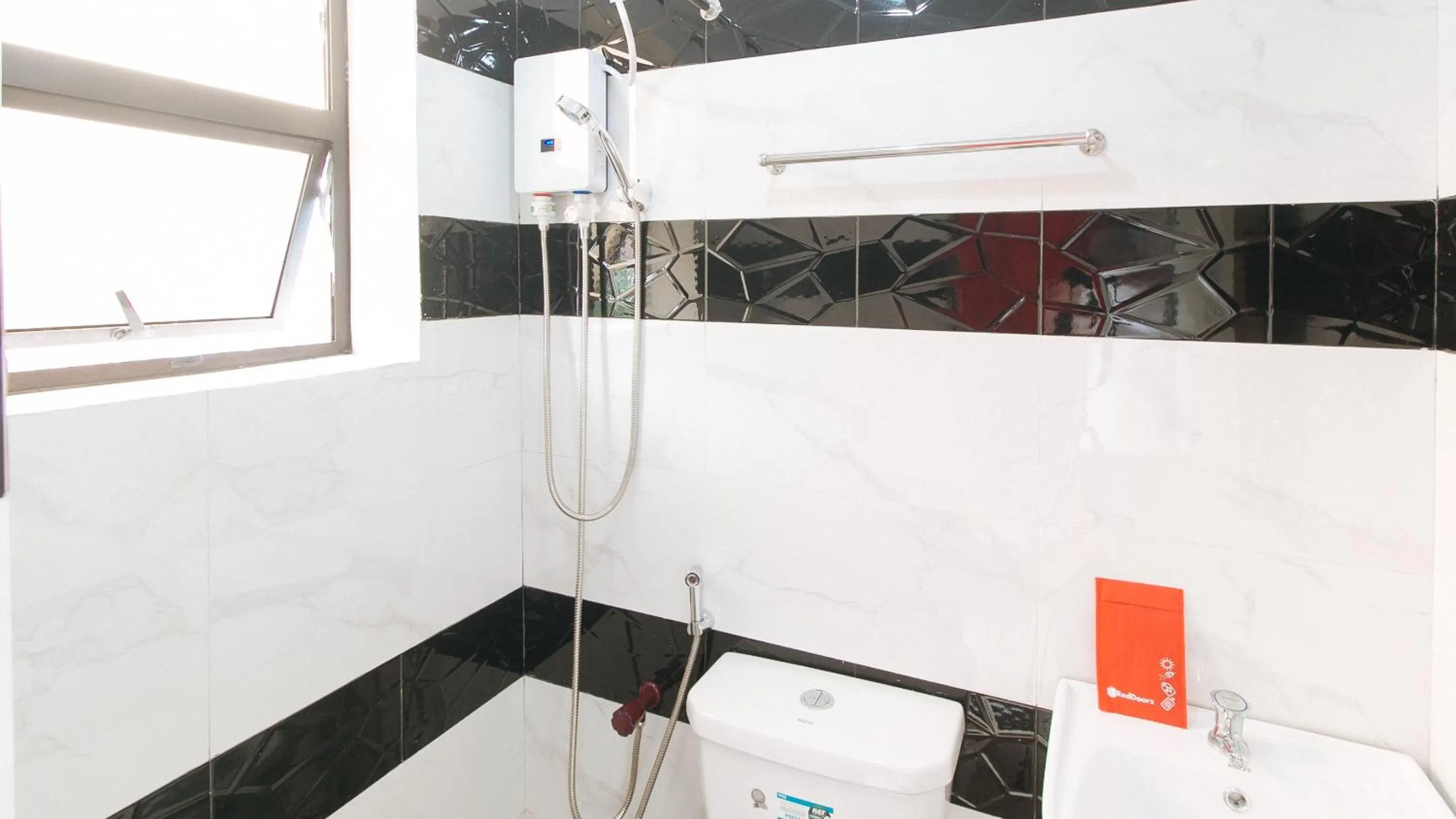 Shower in RedDoorz near LRT 2 Antipolo Station