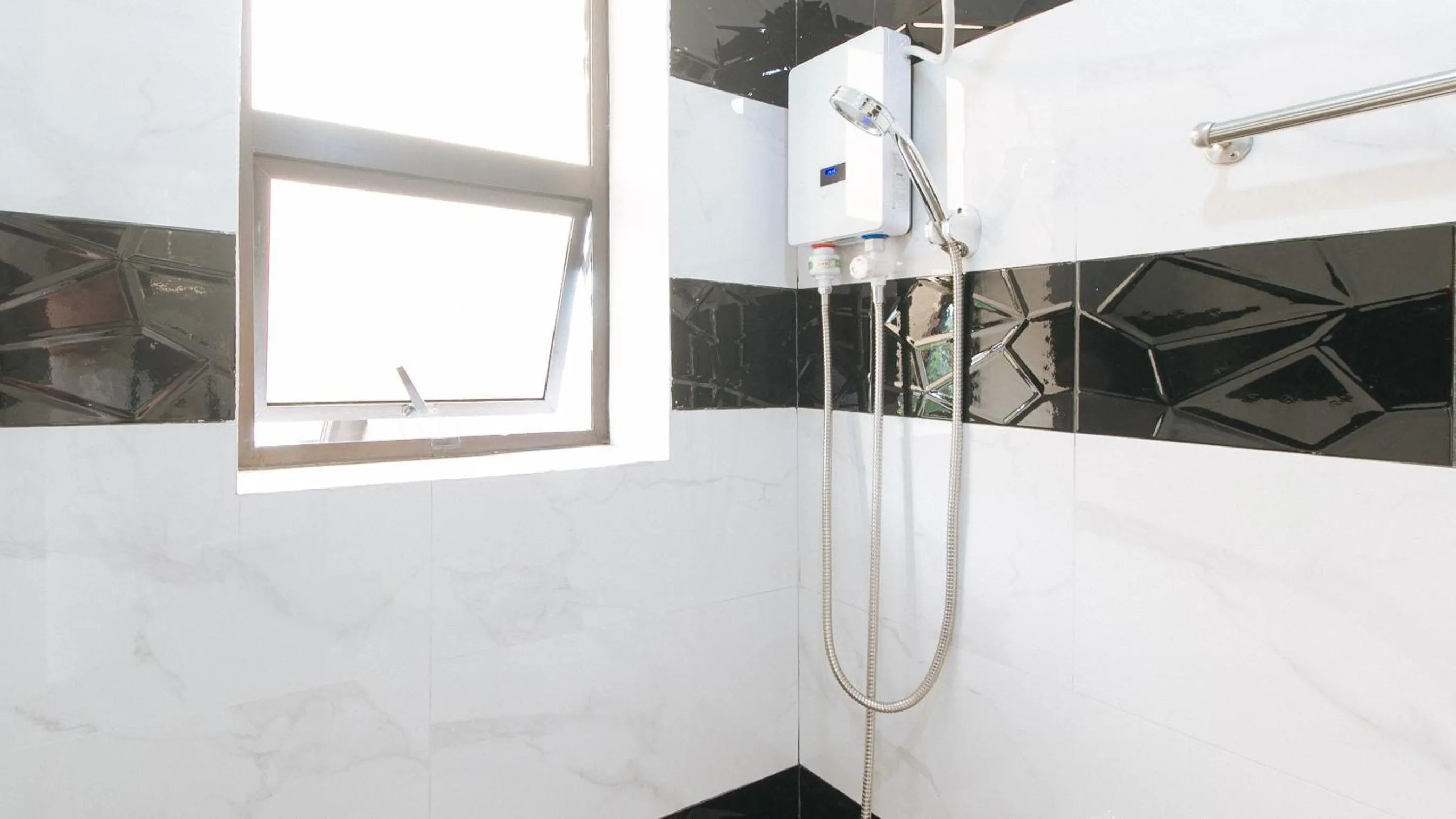 Shower in RedDoorz near LRT 2 Antipolo Station