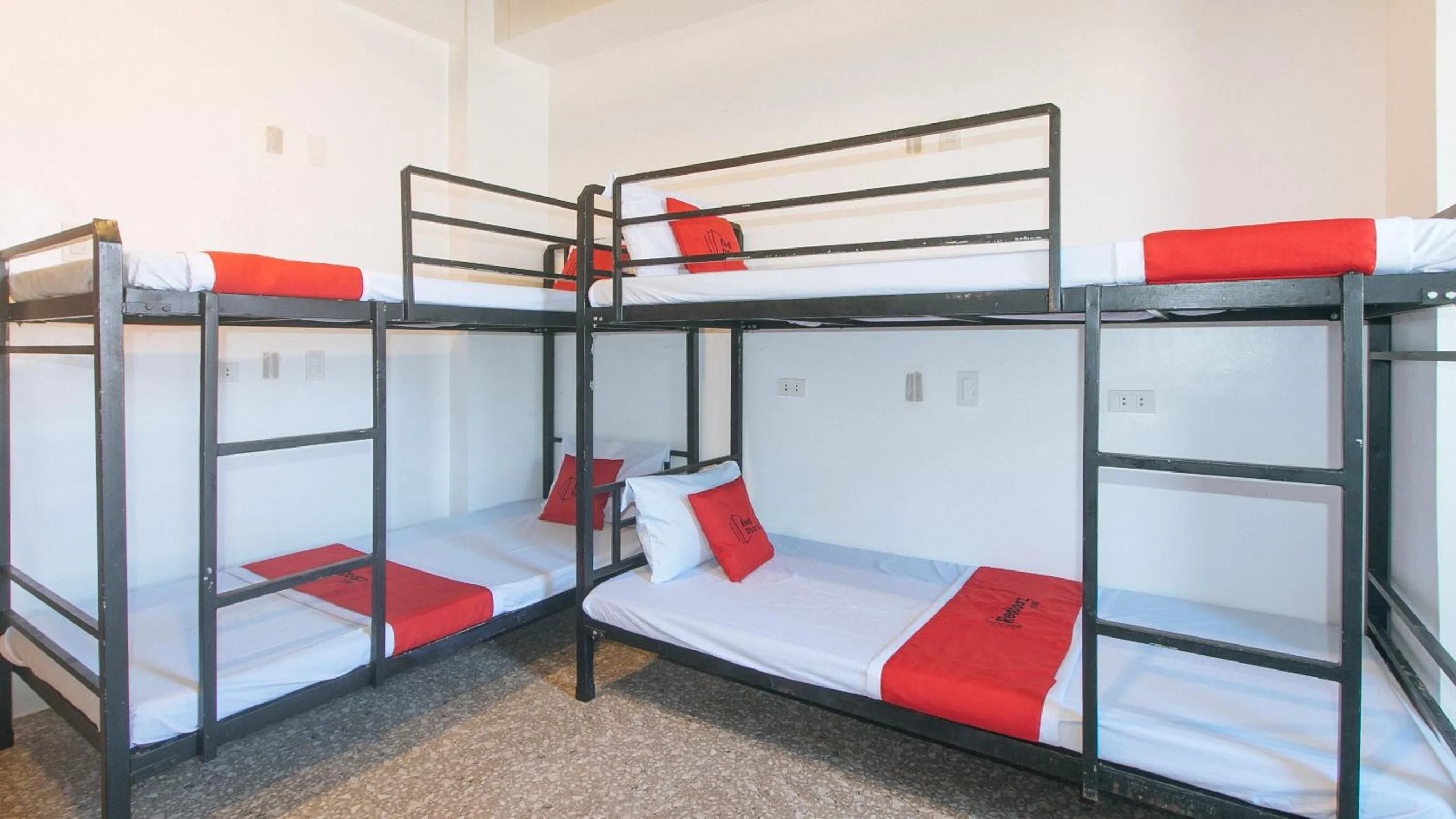 TV and multimedia, Bed in RedDoorz near LRT 2 Antipolo Station