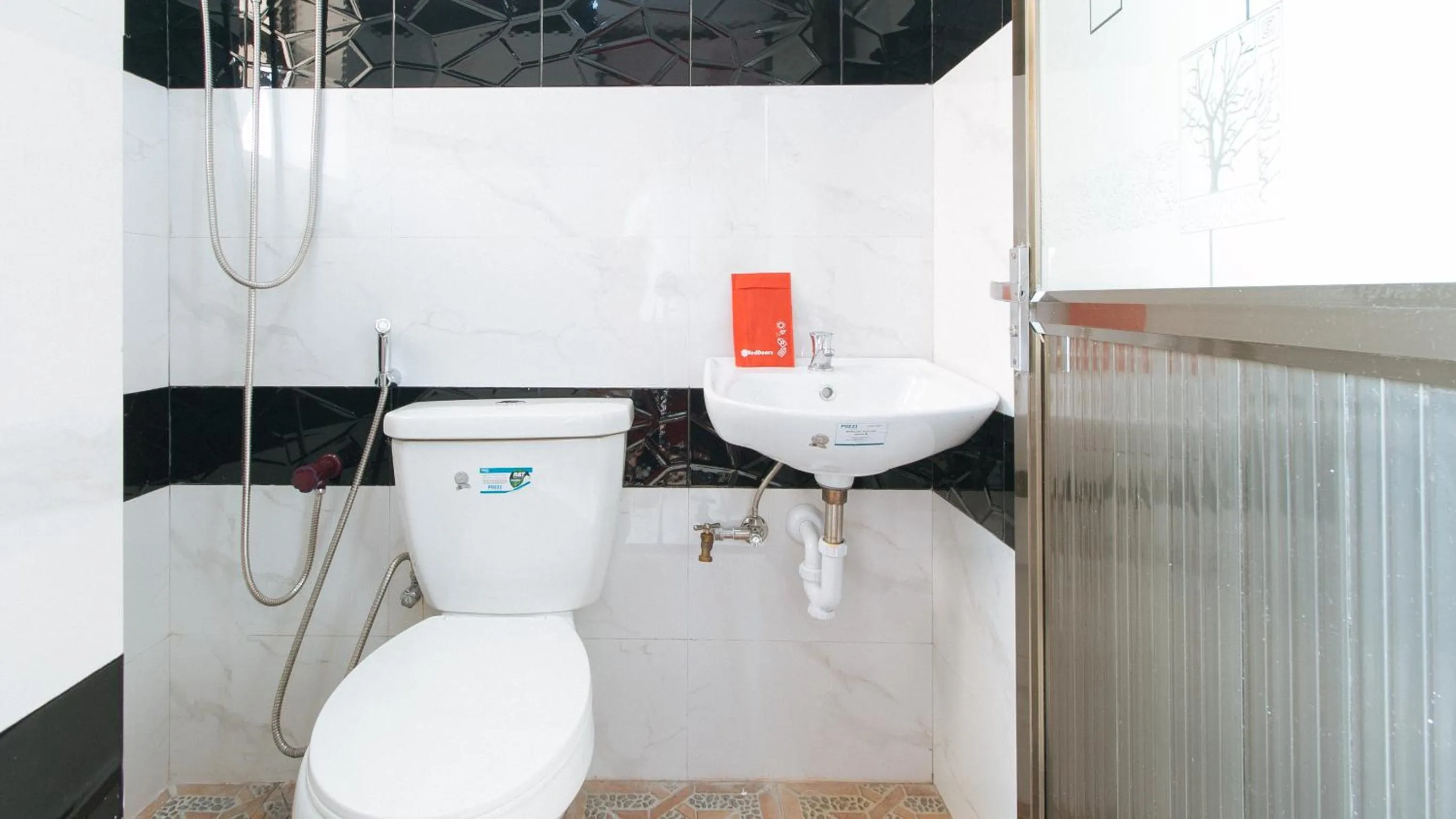 Shower in RedDoorz near LRT 2 Antipolo Station