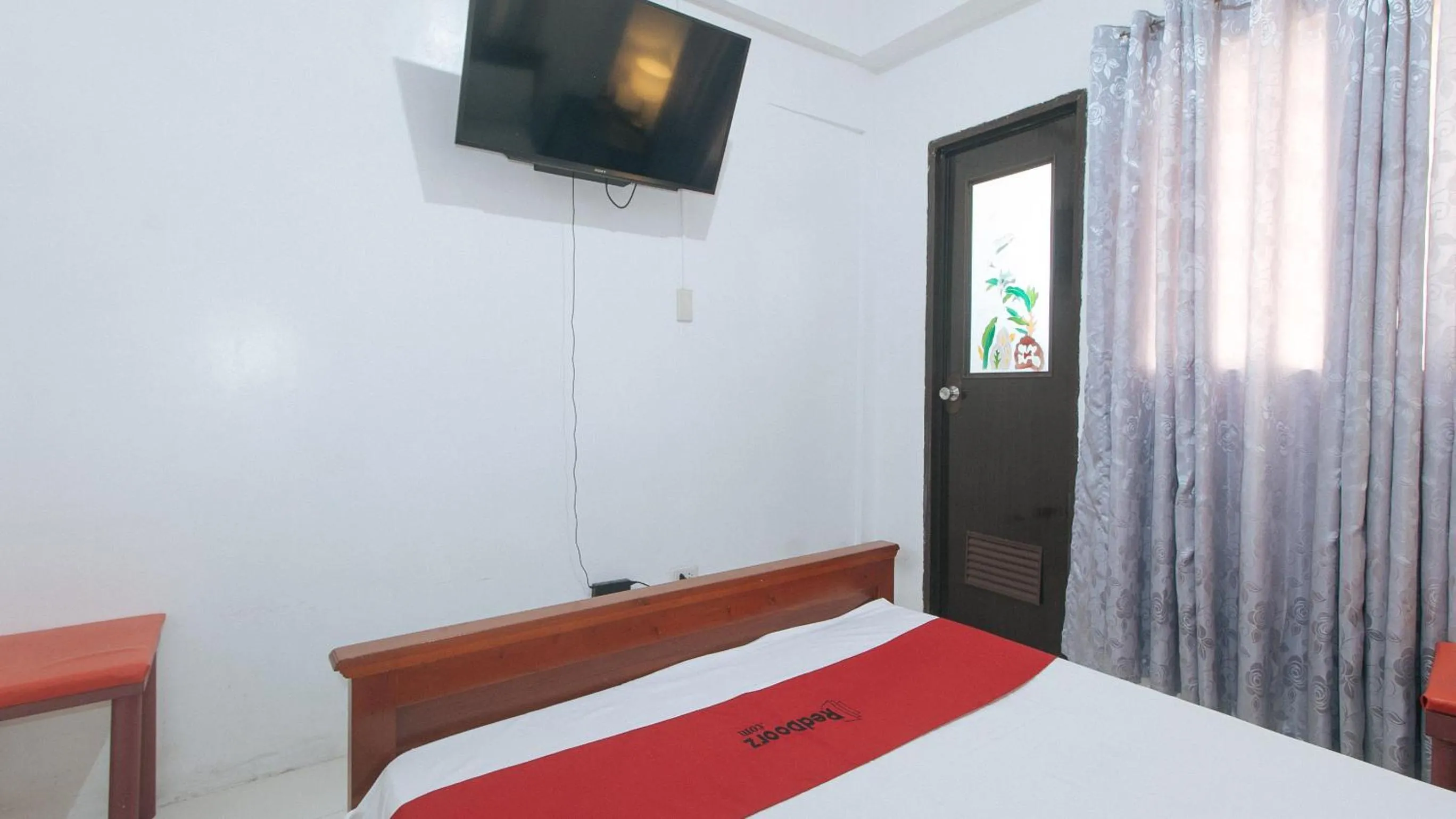 Photo of the whole room, Bed in RedDoorz near LRT 2 Antipolo Station