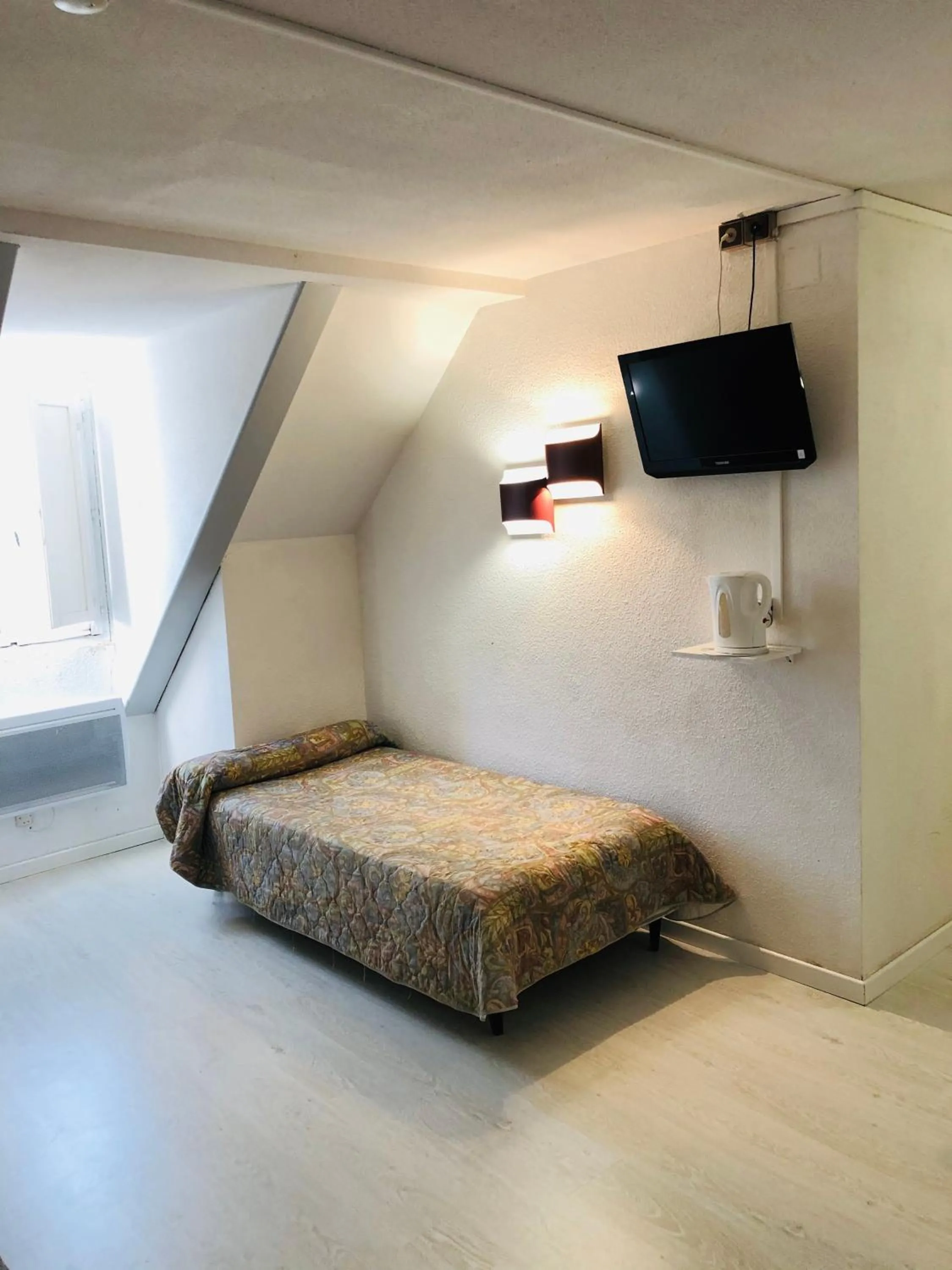 Bed, TV/Entertainment Center in Les Gentianes