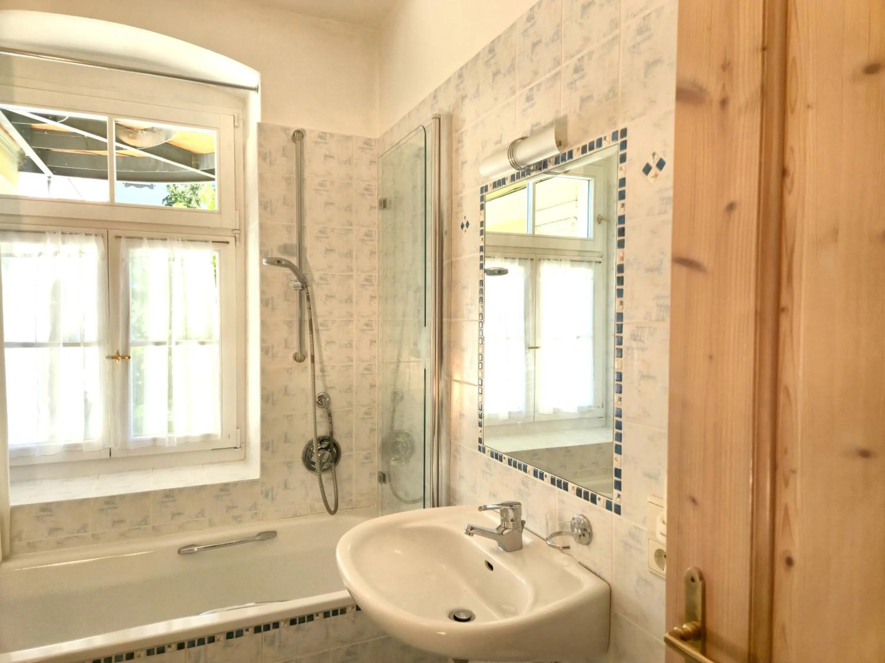 Bathroom in Residence Zum Theater