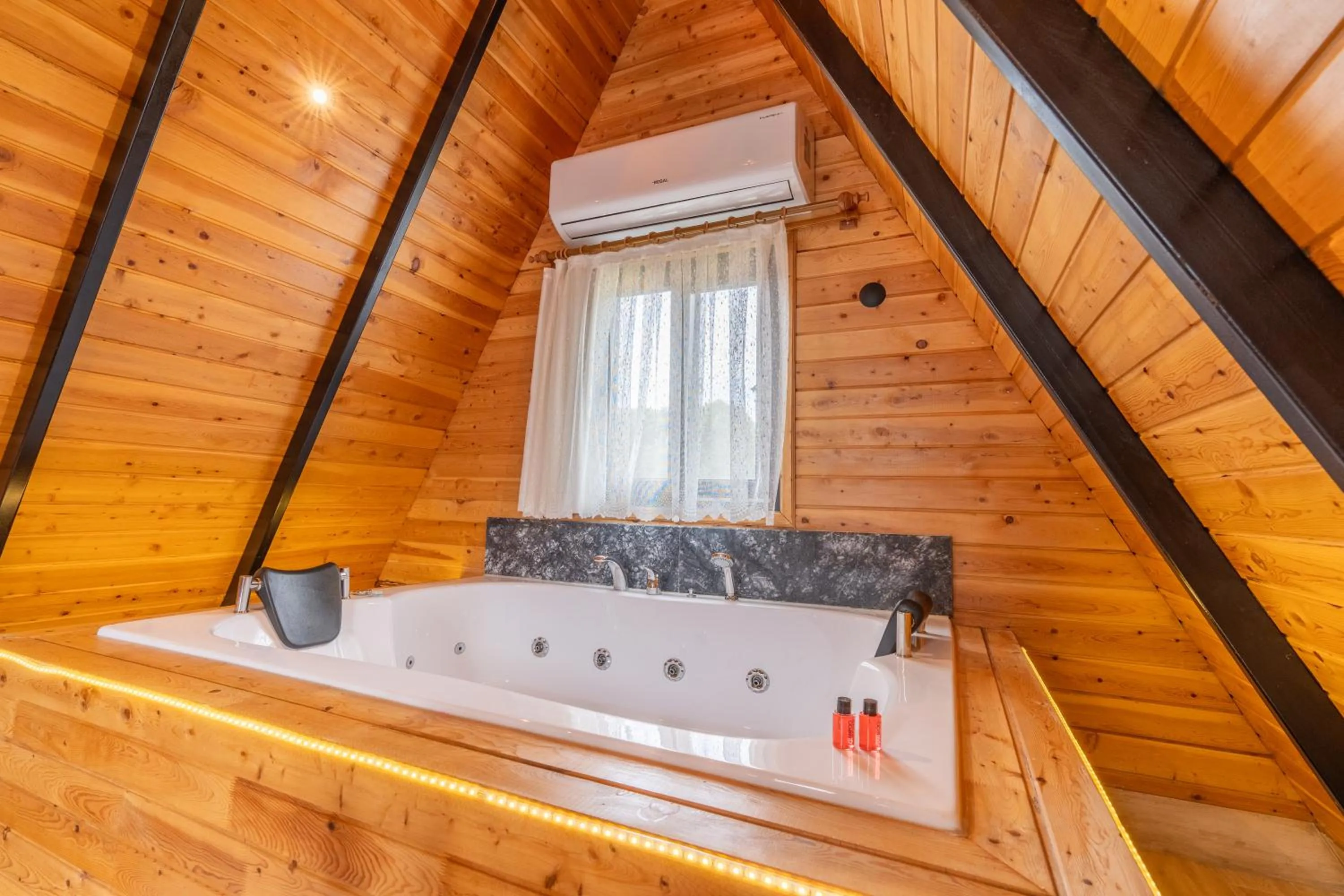 Hot Tub in Karaöz Sapphire Bungalows