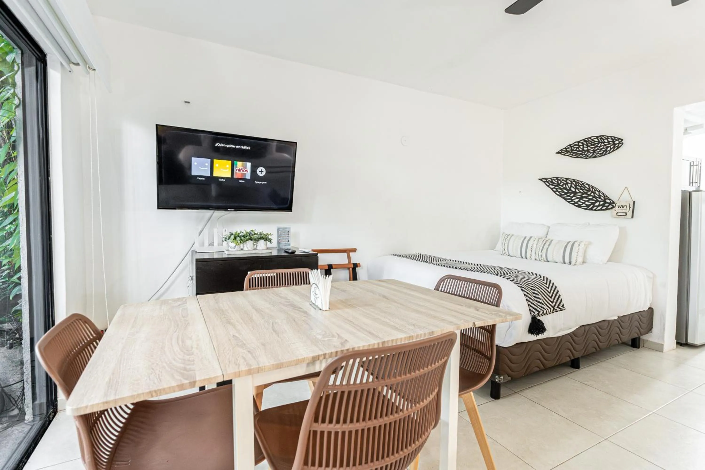 Dining area, Bed in Sole & Mare by Andiani Travel