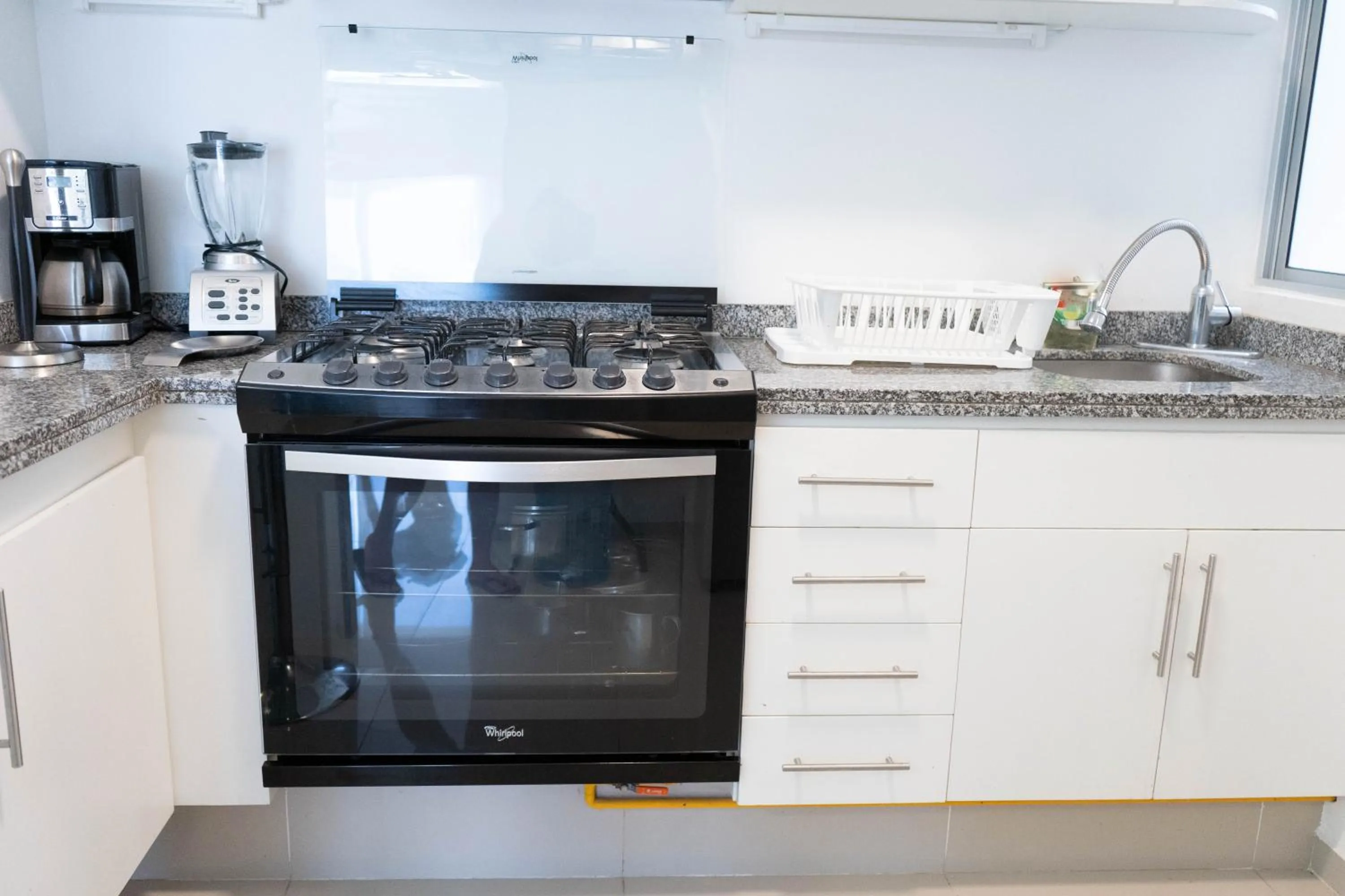 Kitchen or kitchenette in Yikal Suites by Andiani Travel