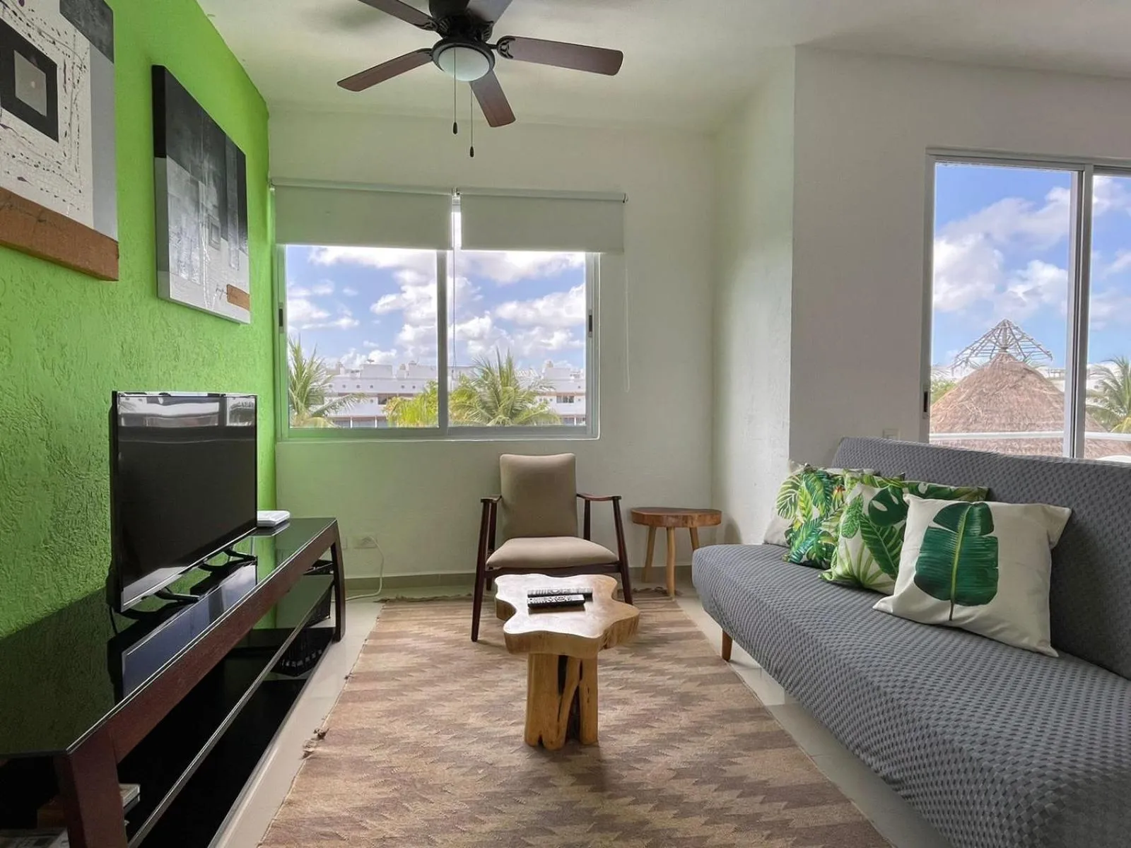 Communal lounge/ TV room in Yikal Suites by Andiani Travel