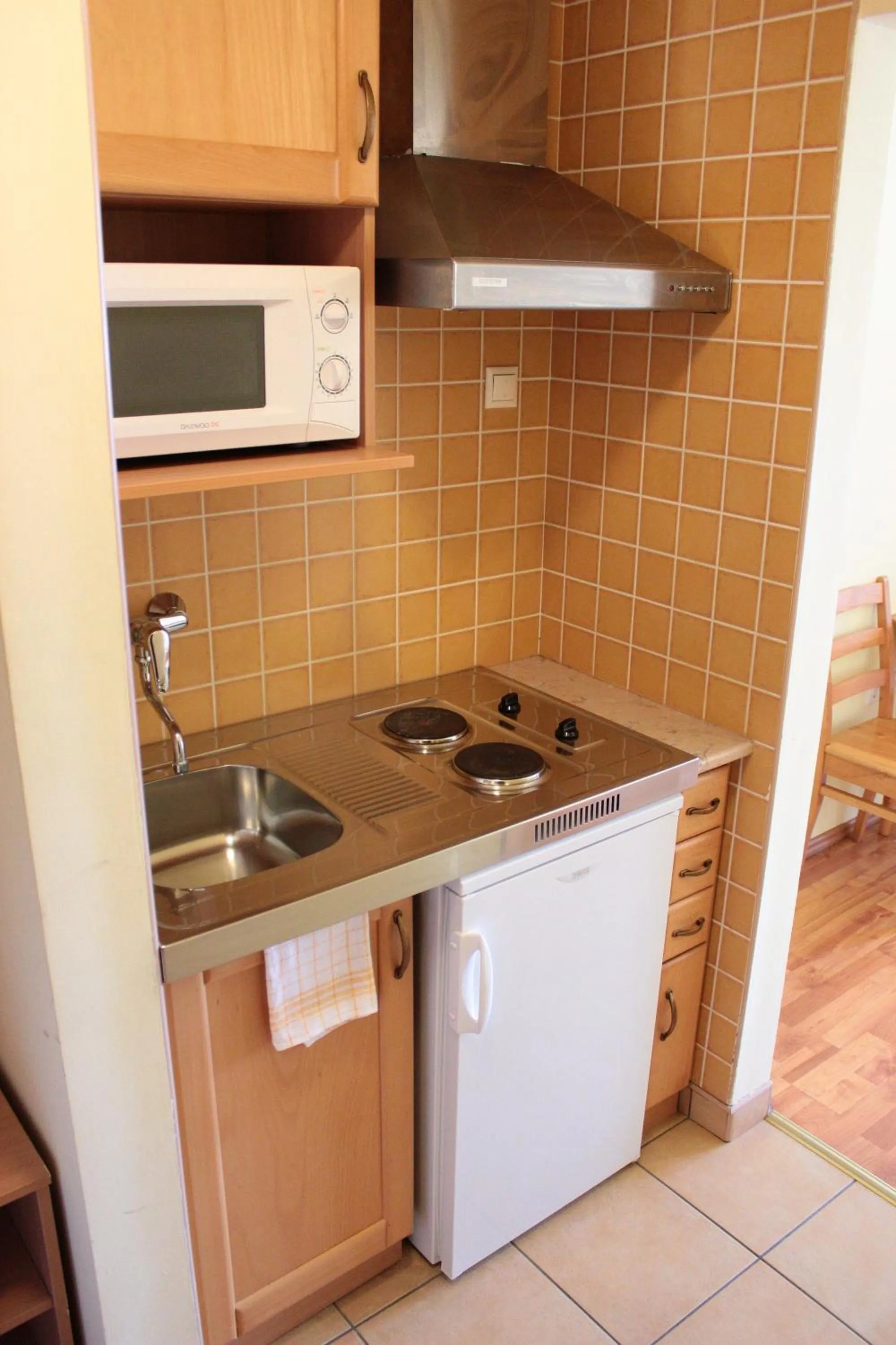Kitchen or kitchenette in Hét Vezér Apartmanhotel