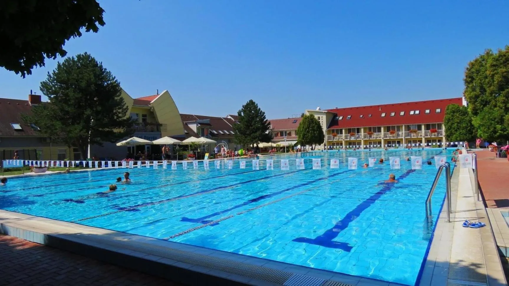 Pool view in Hét Vezér Apartmanhotel