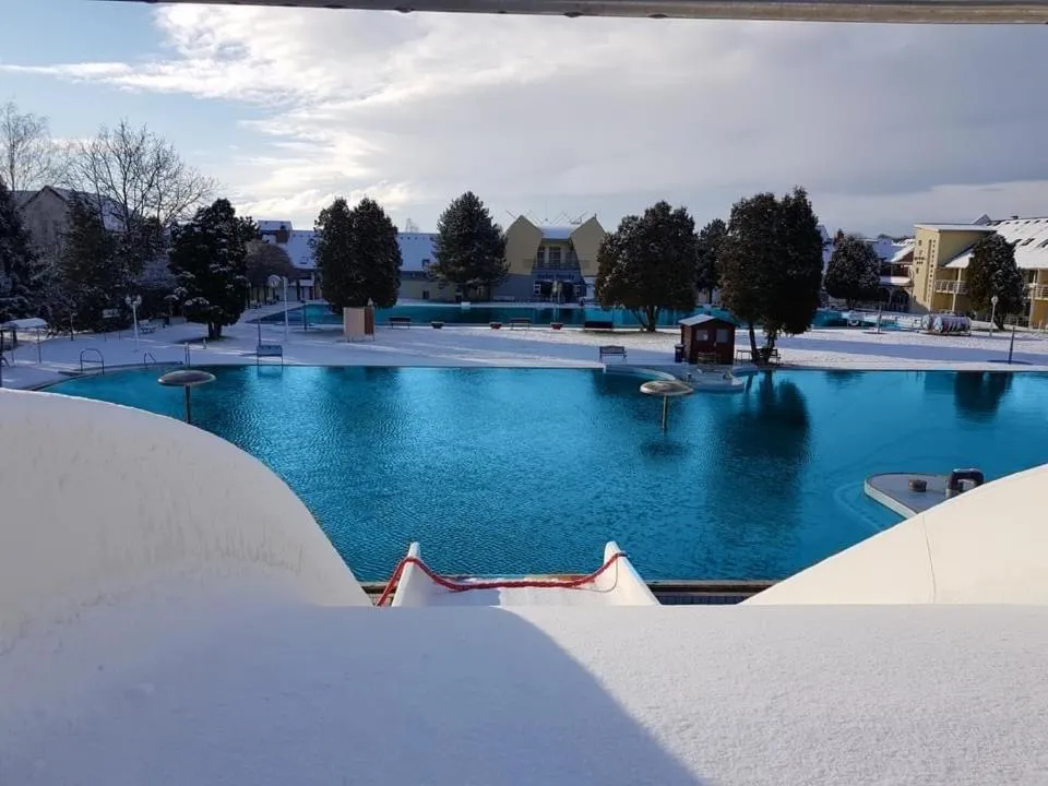 Swimming pool in Hét Vezér Apartmanhotel
